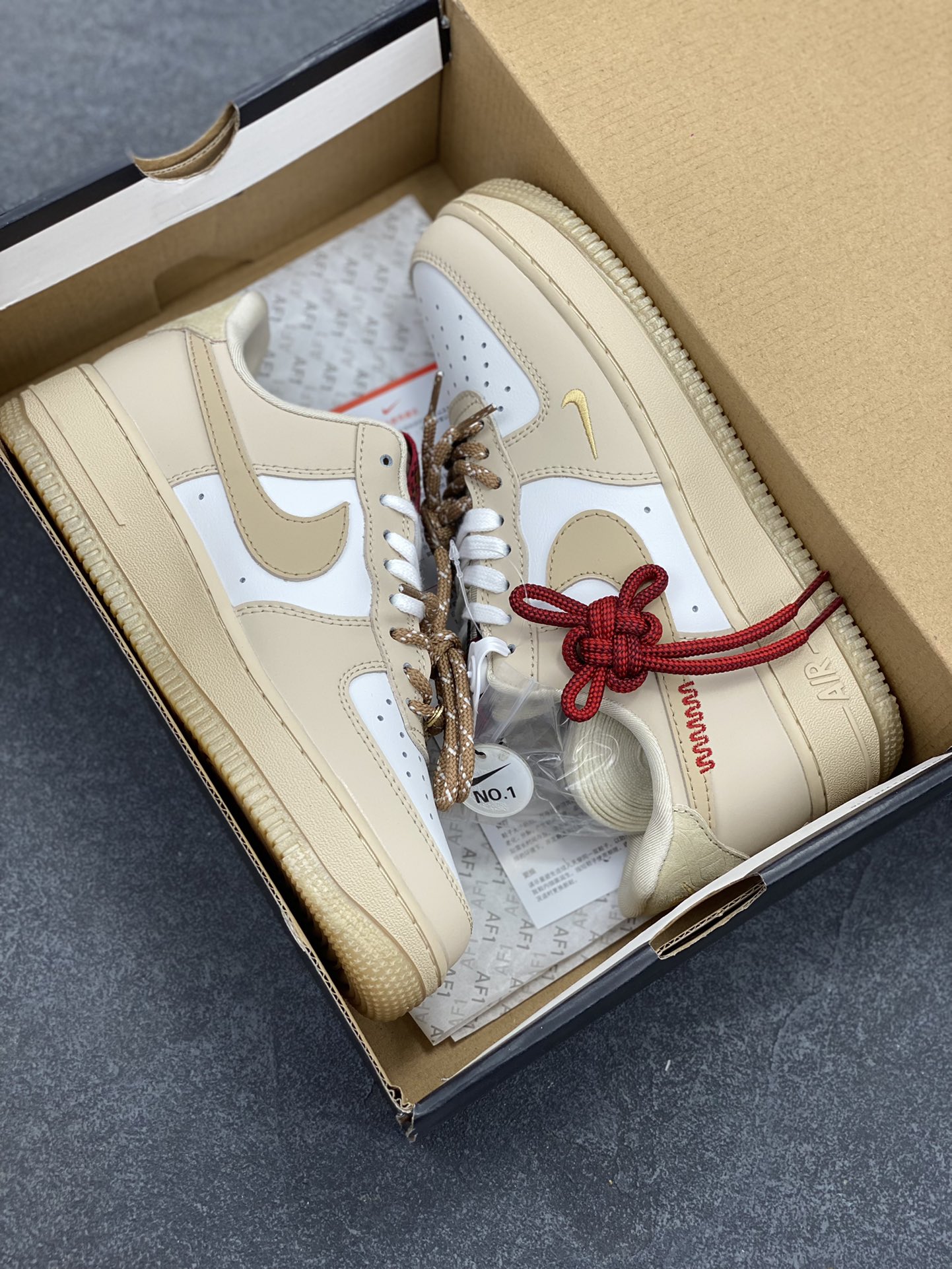 图片[9]-✨ No.1版本 纯原级别 Nike Air Force 1 Low ——“蛇年” 货号：HV5990-172 原厂冲刀皮料切割干净 无任何毛边 清洁度细节完美 做工细节全方位比对原鞋。 原楦原纸板 打造纯正空军 专注外贸渠道 全掌内置蜂窝气垫 原盒配件 原厂中底钢印、拉帮完美！ 全套原楦原模倾力打造完美版型！ 无解鞋型 原盒原配 超高清洁度 全鞋零毛边皮料切割！ 👍一码配一扣 👍品质问题一月换新 👍终身质保 我们承诺/保证：所有No.1版本AF1全是官方原鞋开发-全方位比对原鞋！ 👍复刻官方原厂模具-倾力打造完美版型！！ 👍全掌内置蜂窝气垫-材质用料绝不偷工减料！ 👍全配色更换新一代最新版-鱼鳞纹大底！＋可荧光邦迪车缝线！ 尺码：36 36.5 37.5 38 38.5 39 40 40.5 41 42 42.5 43 44 44.5 45-选品中心