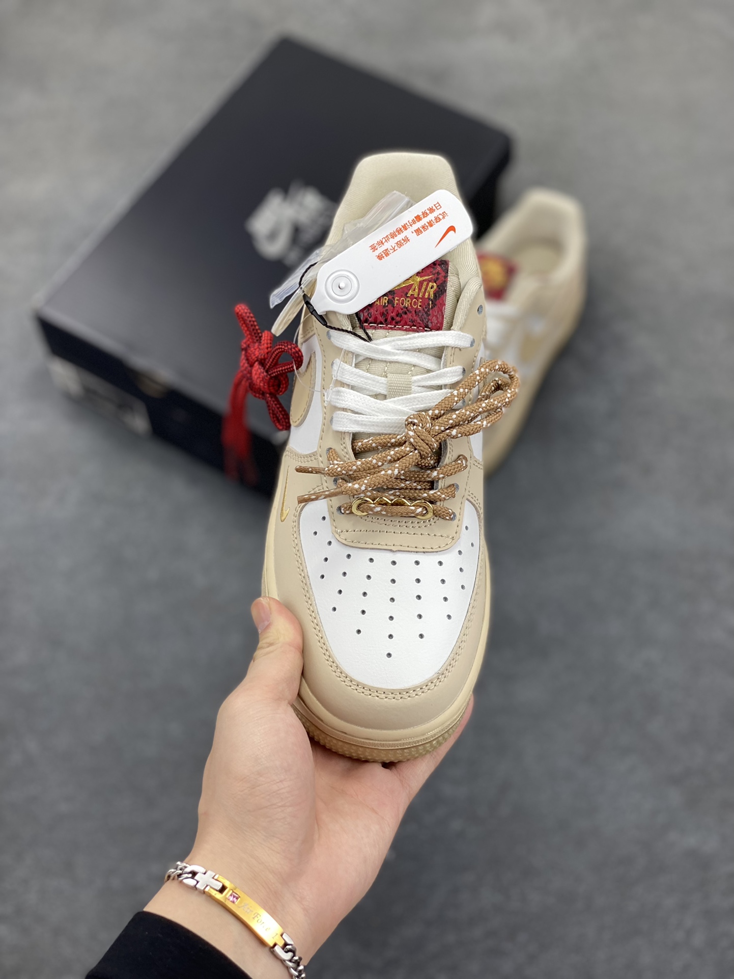 图片[2]-✨ No.1版本 纯原级别 Nike Air Force 1 Low ——“蛇年” 货号：HV5990-172 原厂冲刀皮料切割干净 无任何毛边 清洁度细节完美 做工细节全方位比对原鞋。 原楦原纸板 打造纯正空军 专注外贸渠道 全掌内置蜂窝气垫 原盒配件 原厂中底钢印、拉帮完美！ 全套原楦原模倾力打造完美版型！ 无解鞋型 原盒原配 超高清洁度 全鞋零毛边皮料切割！ 👍一码配一扣 👍品质问题一月换新 👍终身质保 我们承诺/保证：所有No.1版本AF1全是官方原鞋开发-全方位比对原鞋！ 👍复刻官方原厂模具-倾力打造完美版型！！ 👍全掌内置蜂窝气垫-材质用料绝不偷工减料！ 👍全配色更换新一代最新版-鱼鳞纹大底！＋可荧光邦迪车缝线！ 尺码：36 36.5 37.5 38 38.5 39 40 40.5 41 42 42.5 43 44 44.5 45-选品中心