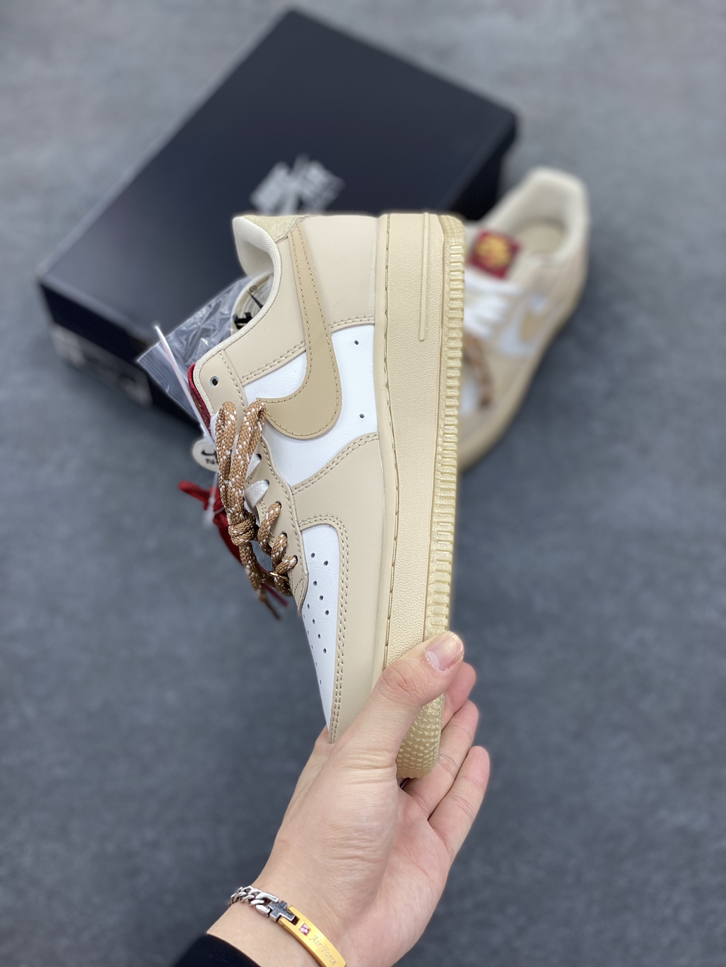 图片[3]-✨ No.1版本 纯原级别 Nike Air Force 1 Low ——“蛇年” 货号：HV5990-172 原厂冲刀皮料切割干净 无任何毛边 清洁度细节完美 做工细节全方位比对原鞋。 原楦原纸板 打造纯正空军 专注外贸渠道 全掌内置蜂窝气垫 原盒配件 原厂中底钢印、拉帮完美！ 全套原楦原模倾力打造完美版型！ 无解鞋型 原盒原配 超高清洁度 全鞋零毛边皮料切割！ 👍一码配一扣 👍品质问题一月换新 👍终身质保 我们承诺/保证：所有No.1版本AF1全是官方原鞋开发-全方位比对原鞋！ 👍复刻官方原厂模具-倾力打造完美版型！！ 👍全掌内置蜂窝气垫-材质用料绝不偷工减料！ 👍全配色更换新一代最新版-鱼鳞纹大底！＋可荧光邦迪车缝线！ 尺码：36 36.5 37.5 38 38.5 39 40 40.5 41 42 42.5 43 44 44.5 45-选品中心