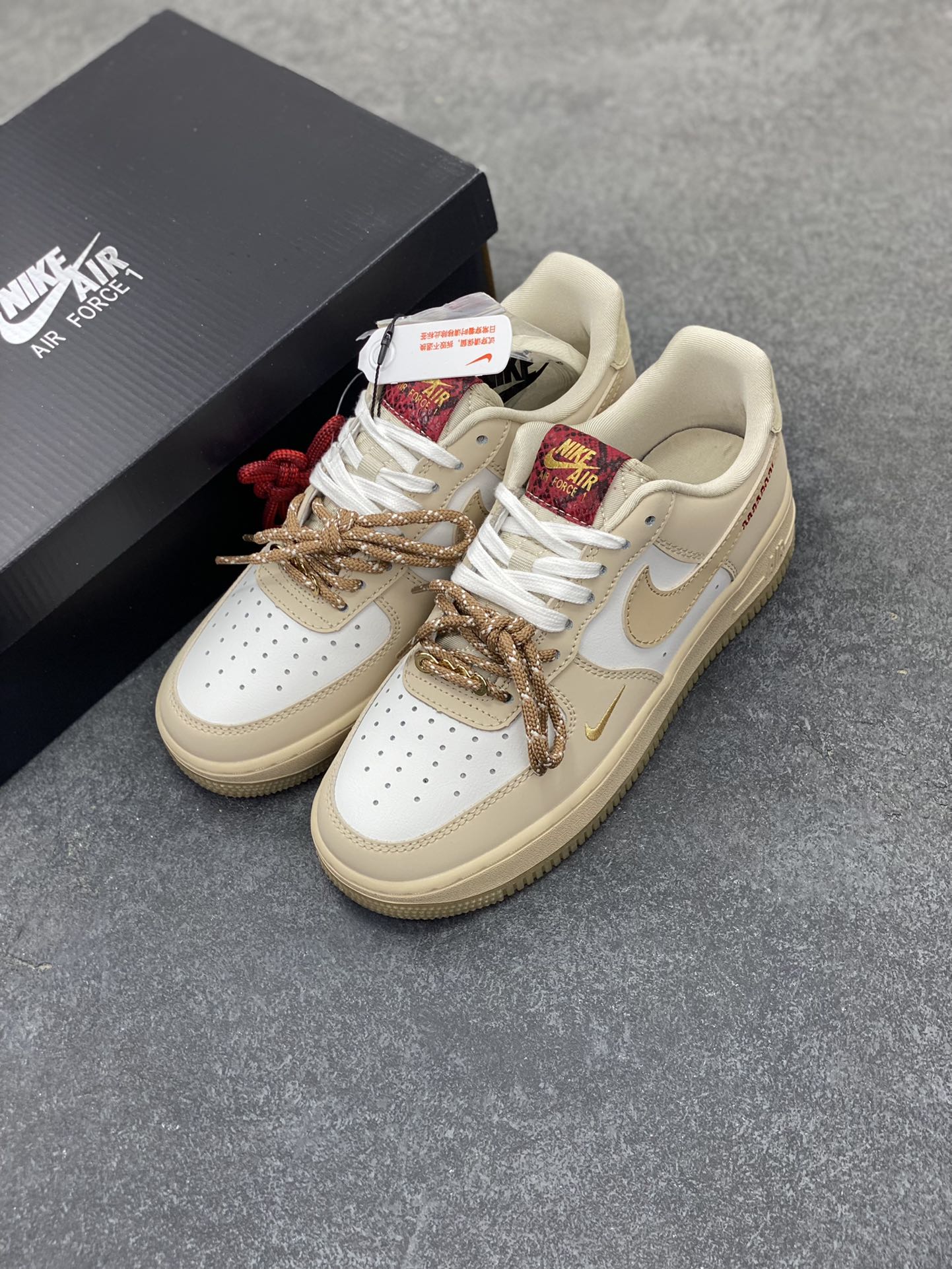 图片[8]-✨ No.1版本 纯原级别 Nike Air Force 1 Low ——“蛇年” 货号：HV5990-172 原厂冲刀皮料切割干净 无任何毛边 清洁度细节完美 做工细节全方位比对原鞋。 原楦原纸板 打造纯正空军 专注外贸渠道 全掌内置蜂窝气垫 原盒配件 原厂中底钢印、拉帮完美！ 全套原楦原模倾力打造完美版型！ 无解鞋型 原盒原配 超高清洁度 全鞋零毛边皮料切割！ 👍一码配一扣 👍品质问题一月换新 👍终身质保 我们承诺/保证：所有No.1版本AF1全是官方原鞋开发-全方位比对原鞋！ 👍复刻官方原厂模具-倾力打造完美版型！！ 👍全掌内置蜂窝气垫-材质用料绝不偷工减料！ 👍全配色更换新一代最新版-鱼鳞纹大底！＋可荧光邦迪车缝线！ 尺码：36 36.5 37.5 38 38.5 39 40 40.5 41 42 42.5 43 44 44.5 45-选品中心