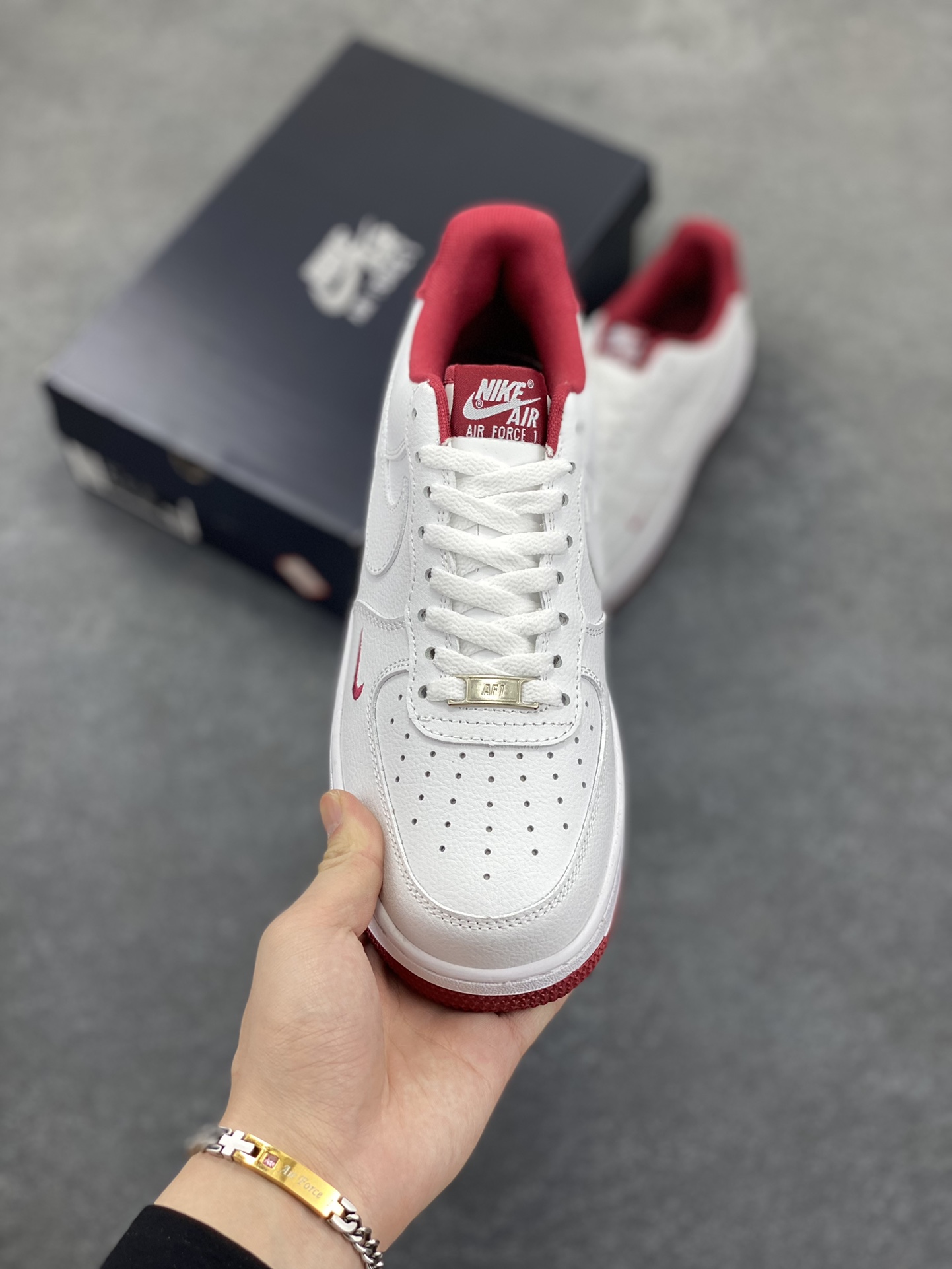 图片[2]-福利特价 Air Force 1\’ 07 酒红小勾 原楦头原纸板 打造纯正空军版型 专注外贸渠道 全掌内置蜂窝气垫 #原盒配件 原厂中底钢印、拉帮完美 货号：HM9483-100 尺码：36 36.5 37.5 38 38.5 39 40 40.5 41 42 42.5 43 44 44.5 45-选品中心