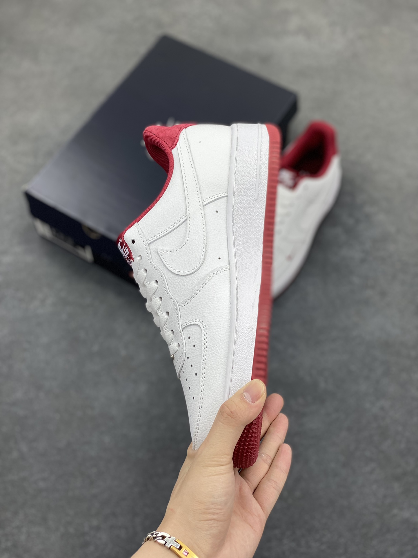 图片[3]-福利特价 Air Force 1\’ 07 酒红小勾 原楦头原纸板 打造纯正空军版型 专注外贸渠道 全掌内置蜂窝气垫 #原盒配件 原厂中底钢印、拉帮完美 货号：HM9483-100 尺码：36 36.5 37.5 38 38.5 39 40 40.5 41 42 42.5 43 44 44.5 45-选品中心