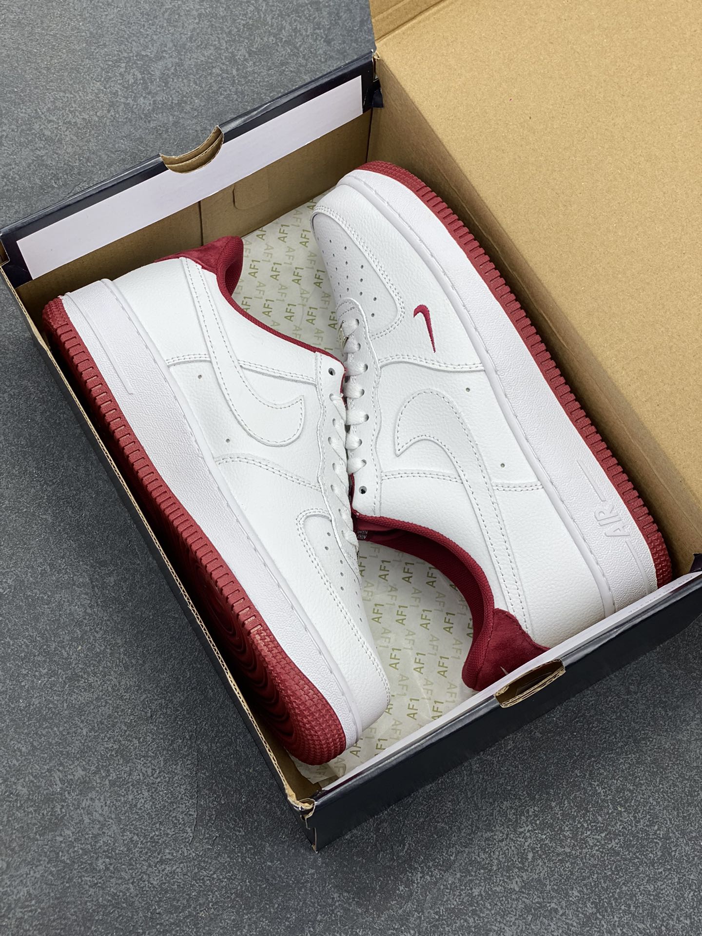 图片[9]-福利特价 Air Force 1\’ 07 酒红小勾 原楦头原纸板 打造纯正空军版型 专注外贸渠道 全掌内置蜂窝气垫 #原盒配件 原厂中底钢印、拉帮完美 货号：HM9483-100 尺码：36 36.5 37.5 38 38.5 39 40 40.5 41 42 42.5 43 44 44.5 45-选品中心