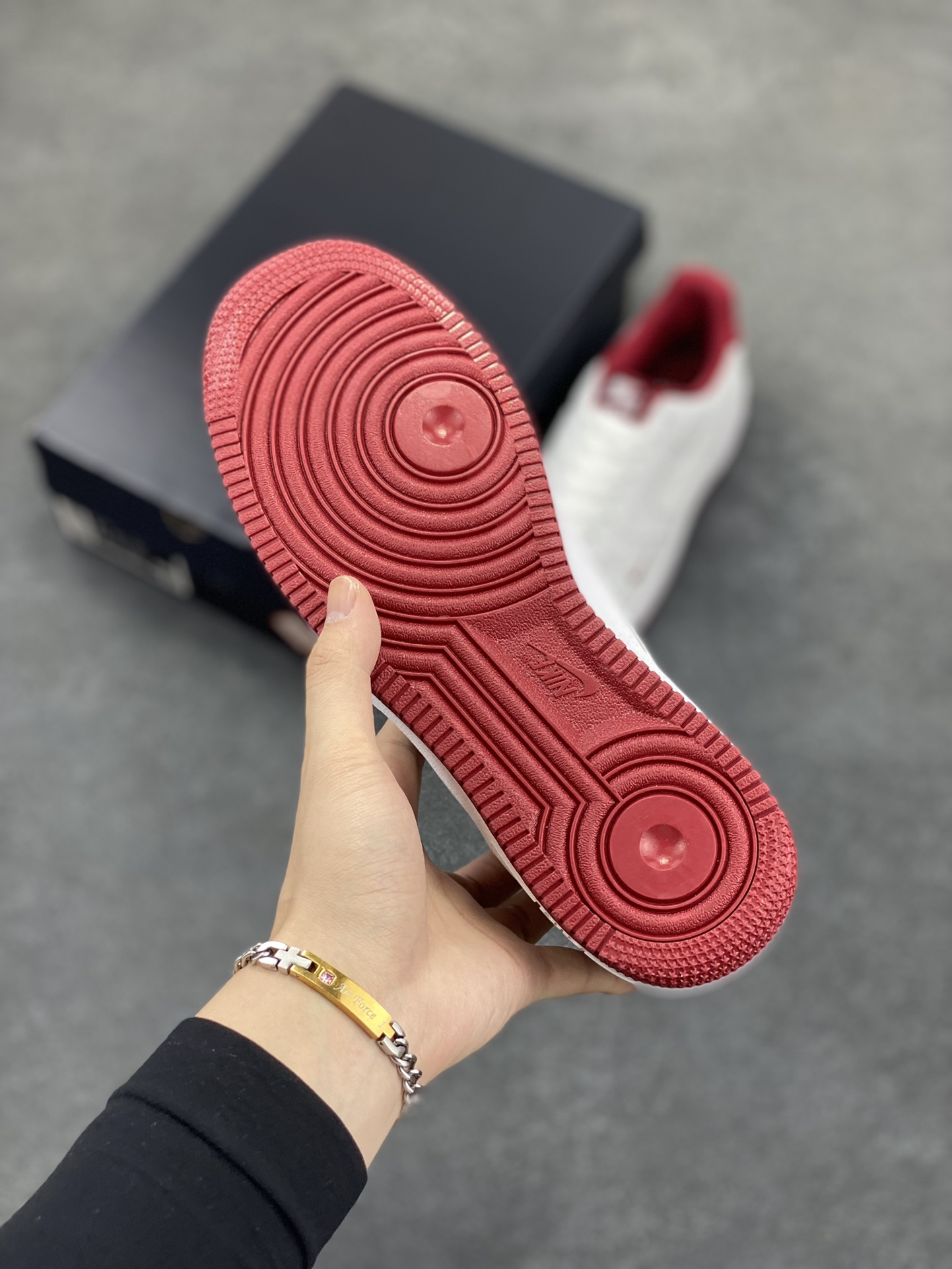 图片[5]-福利特价 Air Force 1\’ 07 酒红小勾 原楦头原纸板 打造纯正空军版型 专注外贸渠道 全掌内置蜂窝气垫 #原盒配件 原厂中底钢印、拉帮完美 货号：HM9483-100 尺码：36 36.5 37.5 38 38.5 39 40 40.5 41 42 42.5 43 44 44.5 45-选品中心