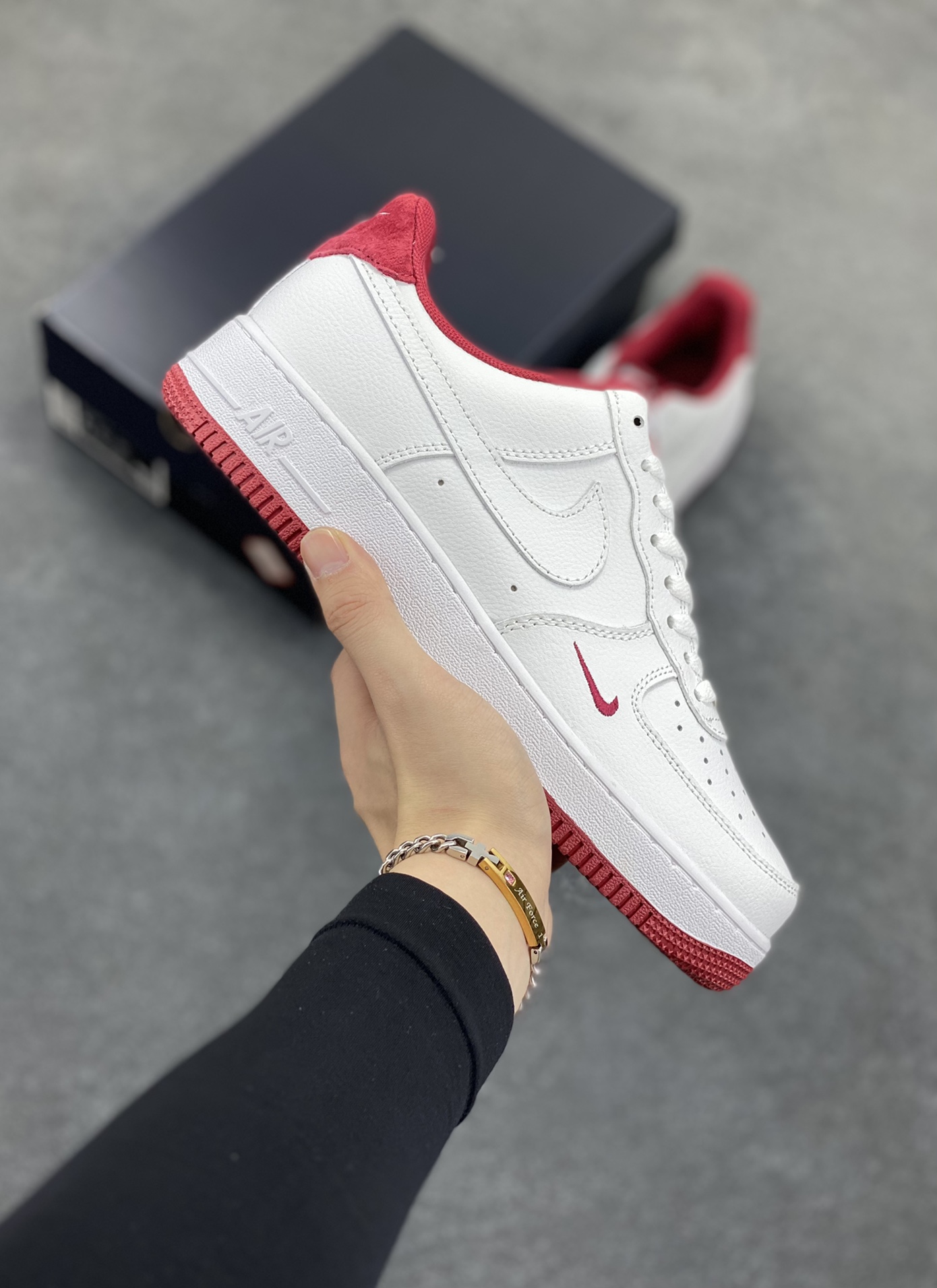 福利特价 Air Force 1\’ 07 酒红小勾 原楦头原纸板 打造纯正空军版型 专注外贸渠道 全掌内置蜂窝气垫 #原盒配件 原厂中底钢印、拉帮完美 货号:HM9483-100 尺码:36 36.5 37.5 38 38.5 39 40 40.5 41 42 42.5 43 44 44.5 45-选品中心