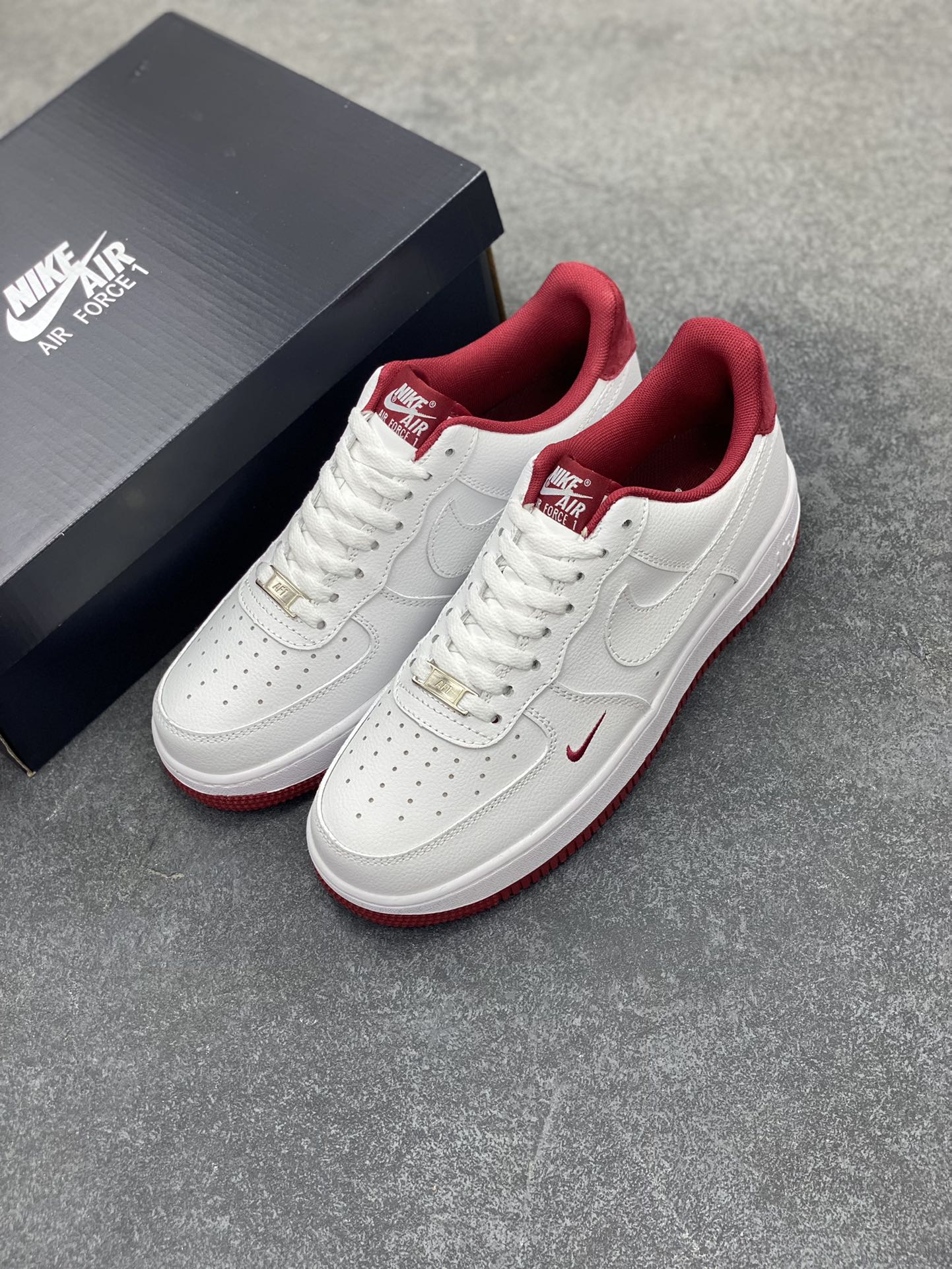 图片[8]-福利特价 Air Force 1\’ 07 酒红小勾 原楦头原纸板 打造纯正空军版型 专注外贸渠道 全掌内置蜂窝气垫 #原盒配件 原厂中底钢印、拉帮完美 货号：HM9483-100 尺码：36 36.5 37.5 38 38.5 39 40 40.5 41 42 42.5 43 44 44.5 45-选品中心