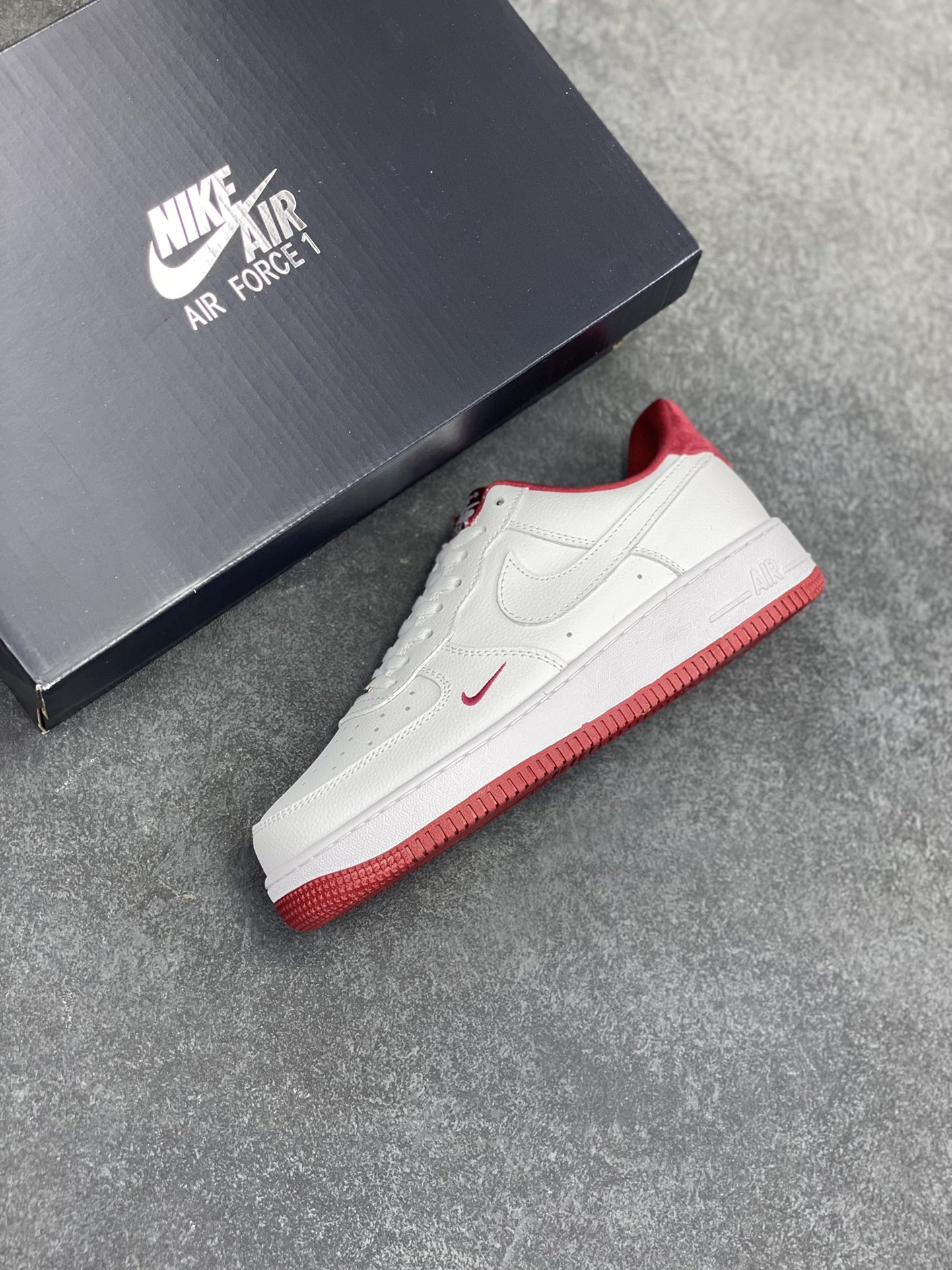 图片[7]-福利特价 Air Force 1\’ 07 酒红小勾 原楦头原纸板 打造纯正空军版型 专注外贸渠道 全掌内置蜂窝气垫 #原盒配件 原厂中底钢印、拉帮完美 货号：HM9483-100 尺码：36 36.5 37.5 38 38.5 39 40 40.5 41 42 42.5 43 44 44.5 45-选品中心