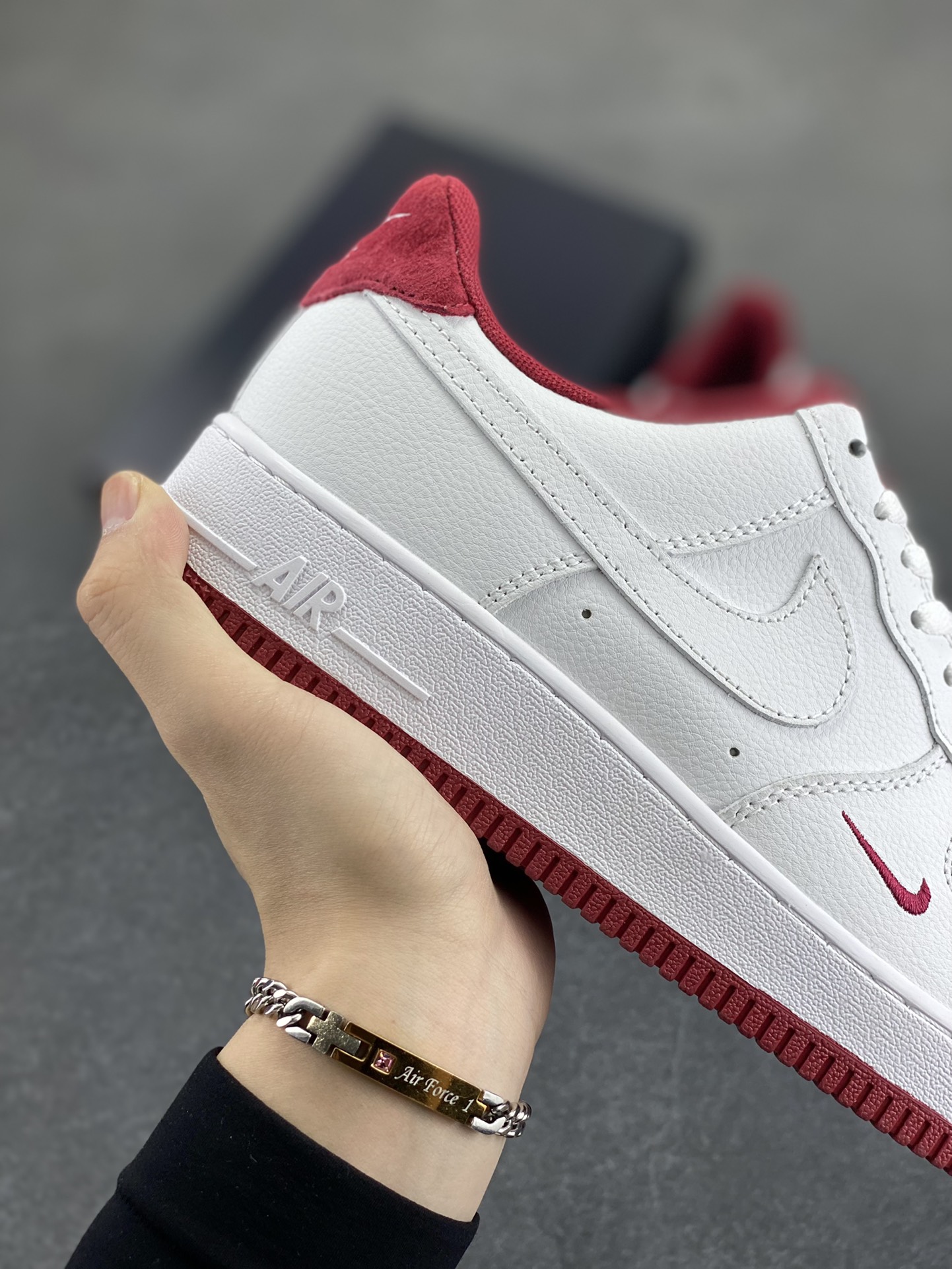 图片[6]-福利特价 Air Force 1\’ 07 酒红小勾 原楦头原纸板 打造纯正空军版型 专注外贸渠道 全掌内置蜂窝气垫 #原盒配件 原厂中底钢印、拉帮完美 货号：HM9483-100 尺码：36 36.5 37.5 38 38.5 39 40 40.5 41 42 42.5 43 44 44.5 45-选品中心