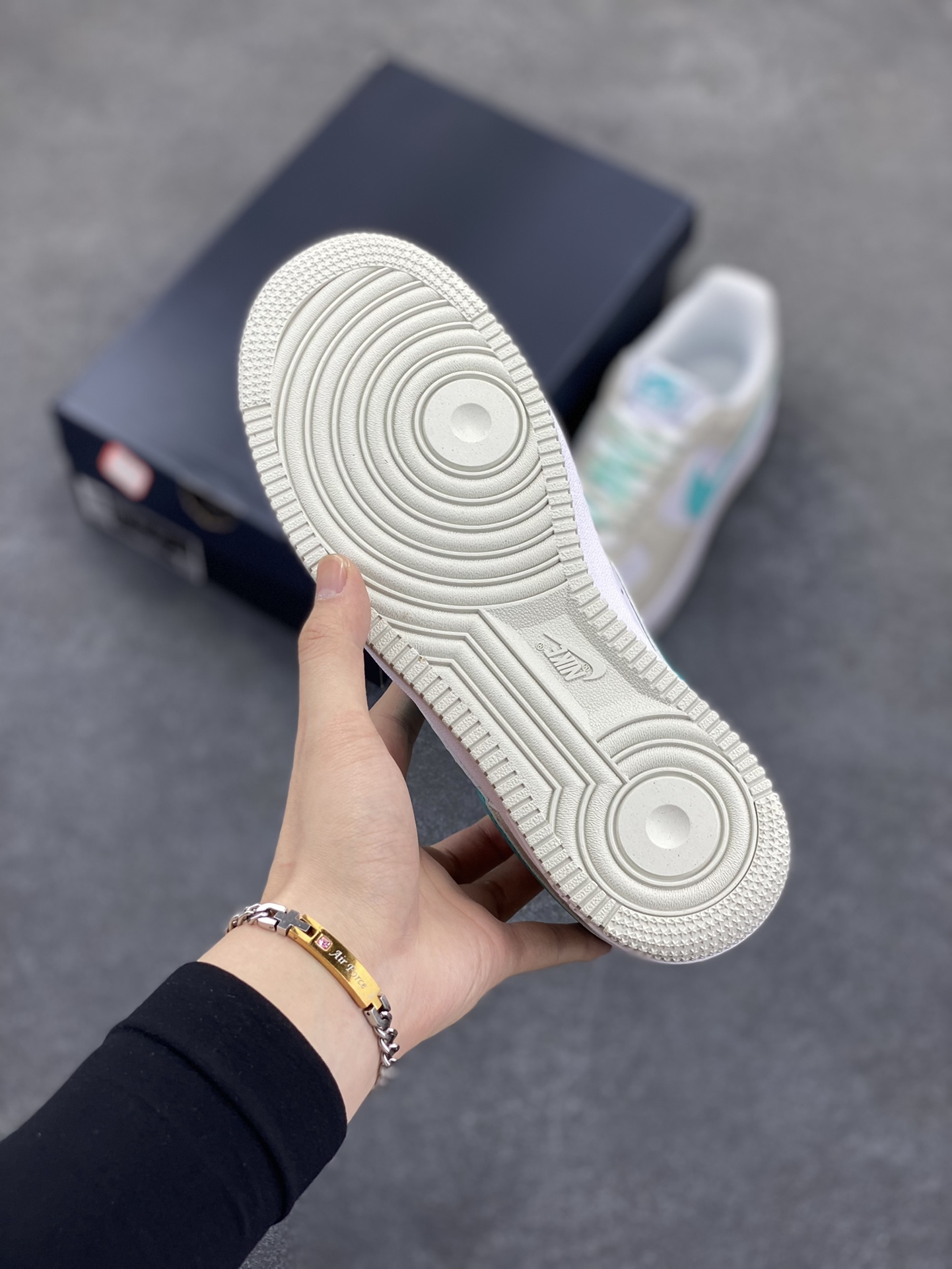 图片[5]-小红书爆款  Nike Air Force 1 Low \’07蓝勾渐变配色 低帮空军一号休闲板鞋 定制皮料 原楦原纸板 正品NFC感应芯片 纯正版型 清洁度完美 内置全掌气垫 货号：LZ6699-555 尺码：36 36.5 37.5 38 38.5 39 40 40.5 41 42 42.5 43 44 44.5 45-选品中心