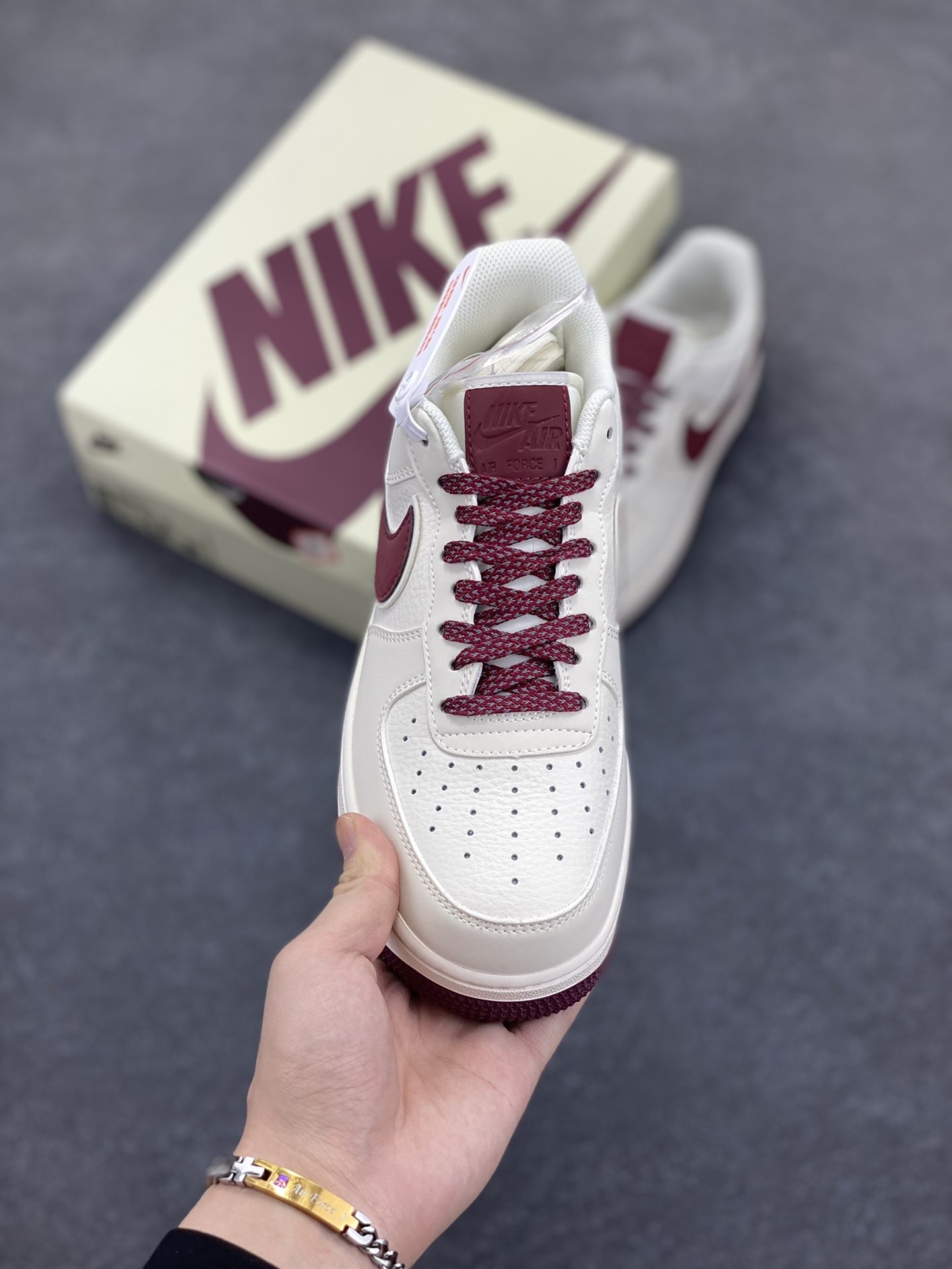 图片[2]-Nike Air Force 1 Low \’07 米深红 满天星低帮空军一号休闲板鞋 客供高亮3m反光 定制头成皮料 定制鞋盒 原楦原纸板 纯正版型 内置全掌气垫 货号：GL6835-005 尺码：36 36.5 37.5 38 38.5 39 40 40.5 41 42 42.5 43 44 44.5 45-选品中心