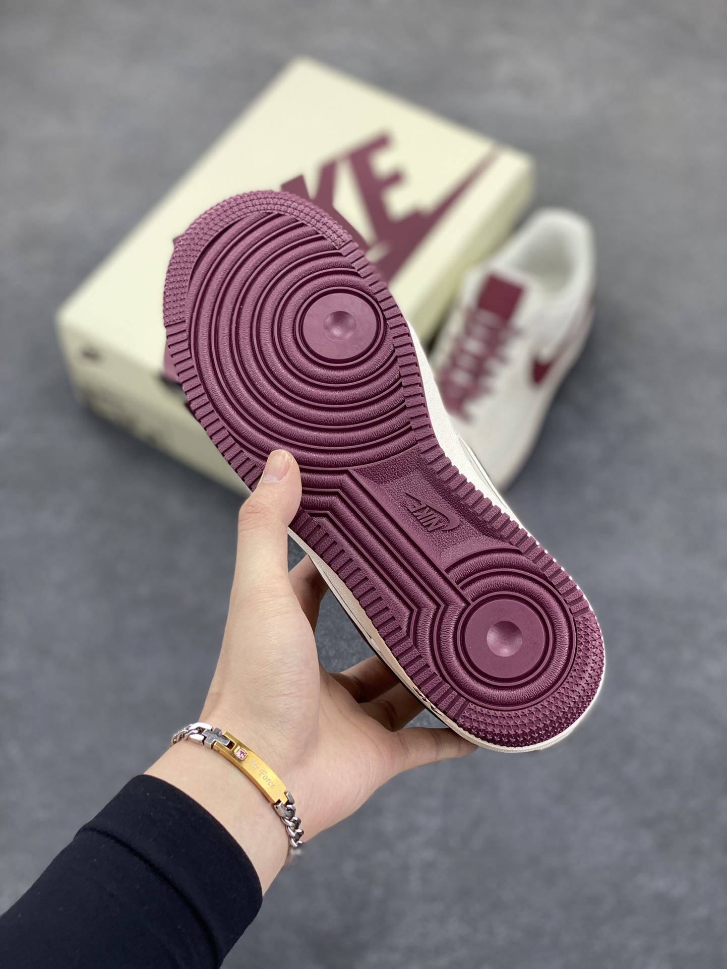 图片[5]-Nike Air Force 1 Low \’07 米深红 满天星低帮空军一号休闲板鞋 客供高亮3m反光 定制头成皮料 定制鞋盒 原楦原纸板 纯正版型 内置全掌气垫 货号：GL6835-005 尺码：36 36.5 37.5 38 38.5 39 40 40.5 41 42 42.5 43 44 44.5 45-选品中心