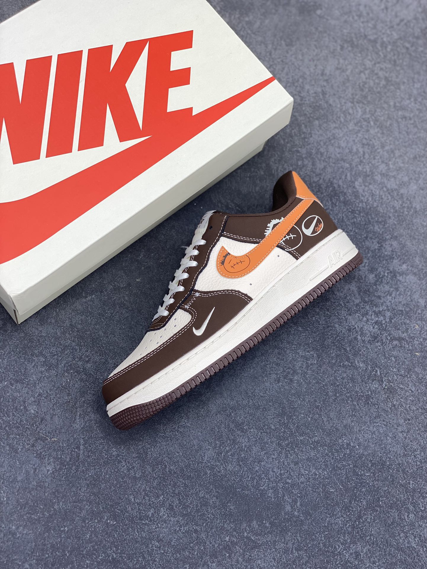 图片[7]-NIke Air Force 1 \’07 Low “NIKE联名——深棕鬼脸”空军一号 低帮 运动鞋 休闲鞋 折边针车 工艺难度大 原楦头原纸板 原装鞋盒 定制五金配件 内置全掌气垫 原厂鞋底 货号：KK1988-080 尺码：36 36.5 37.5 38 38.5 39 40 40.5 41 42 42.5 43 44 44.5 45-选品中心