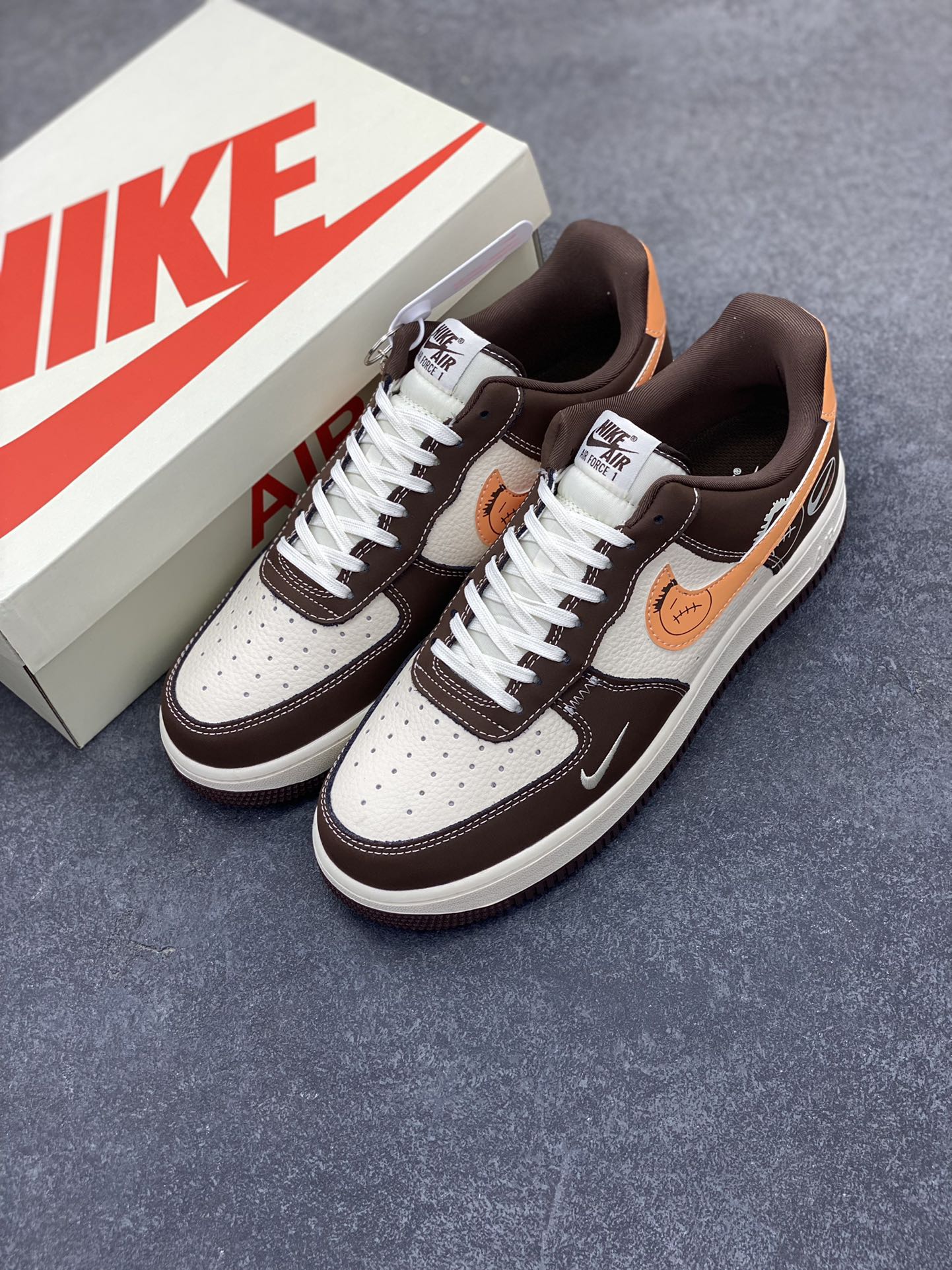 图片[8]-NIke Air Force 1 \’07 Low “NIKE联名——深棕鬼脸”空军一号 低帮 运动鞋 休闲鞋 折边针车 工艺难度大 原楦头原纸板 原装鞋盒 定制五金配件 内置全掌气垫 原厂鞋底 货号：KK1988-080 尺码：36 36.5 37.5 38 38.5 39 40 40.5 41 42 42.5 43 44 44.5 45-选品中心