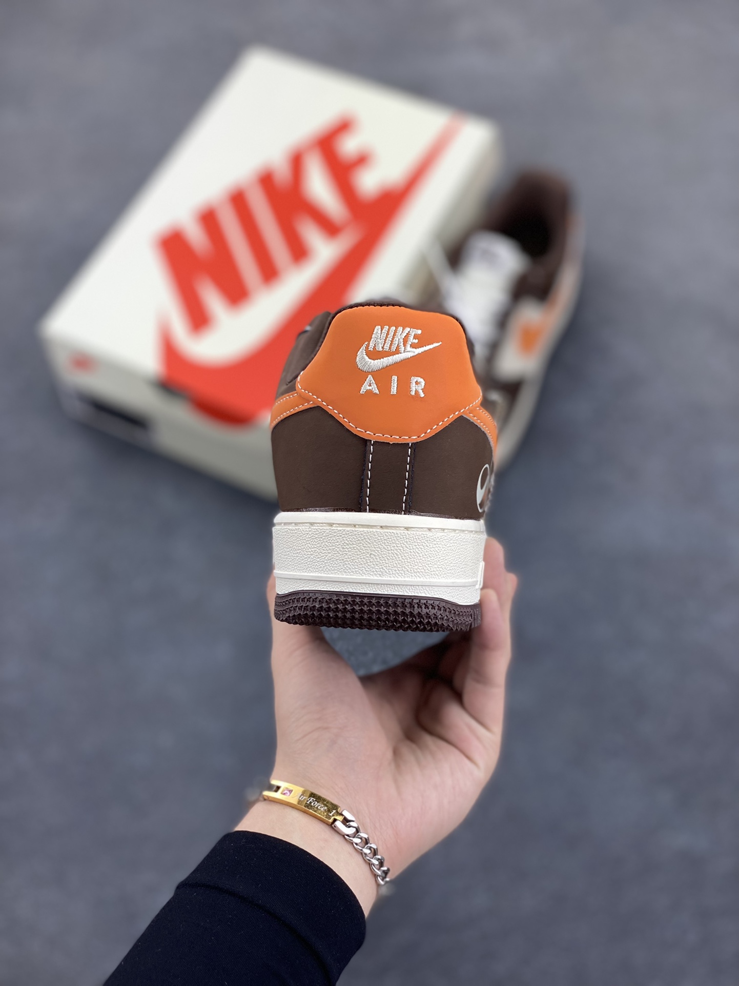 图片[4]-NIke Air Force 1 \’07 Low “NIKE联名——深棕鬼脸”空军一号 低帮 运动鞋 休闲鞋 折边针车 工艺难度大 原楦头原纸板 原装鞋盒 定制五金配件 内置全掌气垫 原厂鞋底 货号：KK1988-080 尺码：36 36.5 37.5 38 38.5 39 40 40.5 41 42 42.5 43 44 44.5 45-选品中心