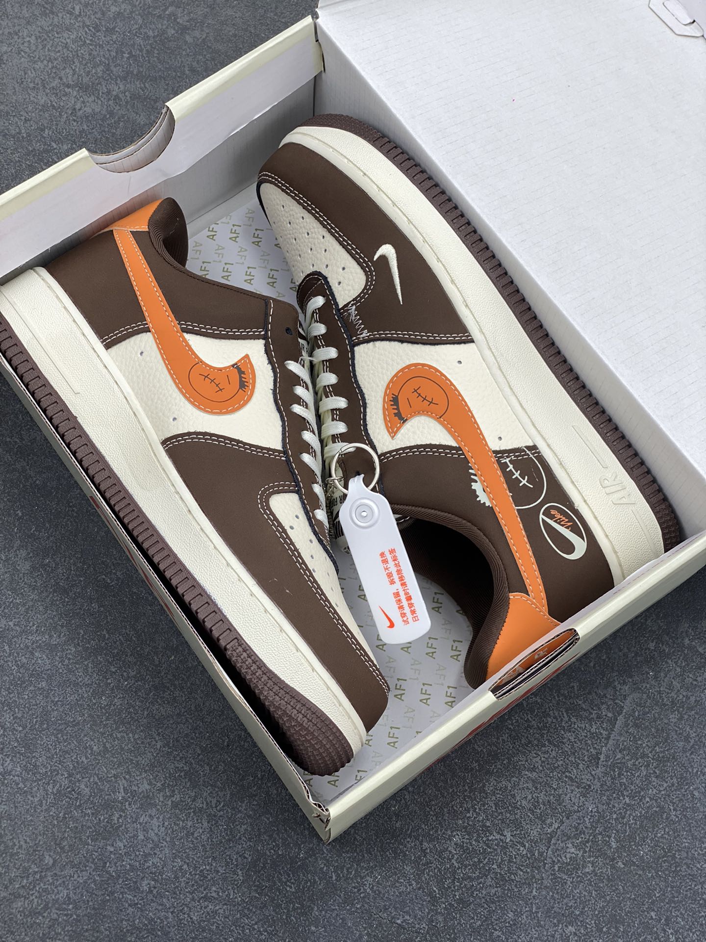 图片[9]-NIke Air Force 1 \’07 Low “NIKE联名——深棕鬼脸”空军一号 低帮 运动鞋 休闲鞋 折边针车 工艺难度大 原楦头原纸板 原装鞋盒 定制五金配件 内置全掌气垫 原厂鞋底 货号：KK1988-080 尺码：36 36.5 37.5 38 38.5 39 40 40.5 41 42 42.5 43 44 44.5 45-选品中心