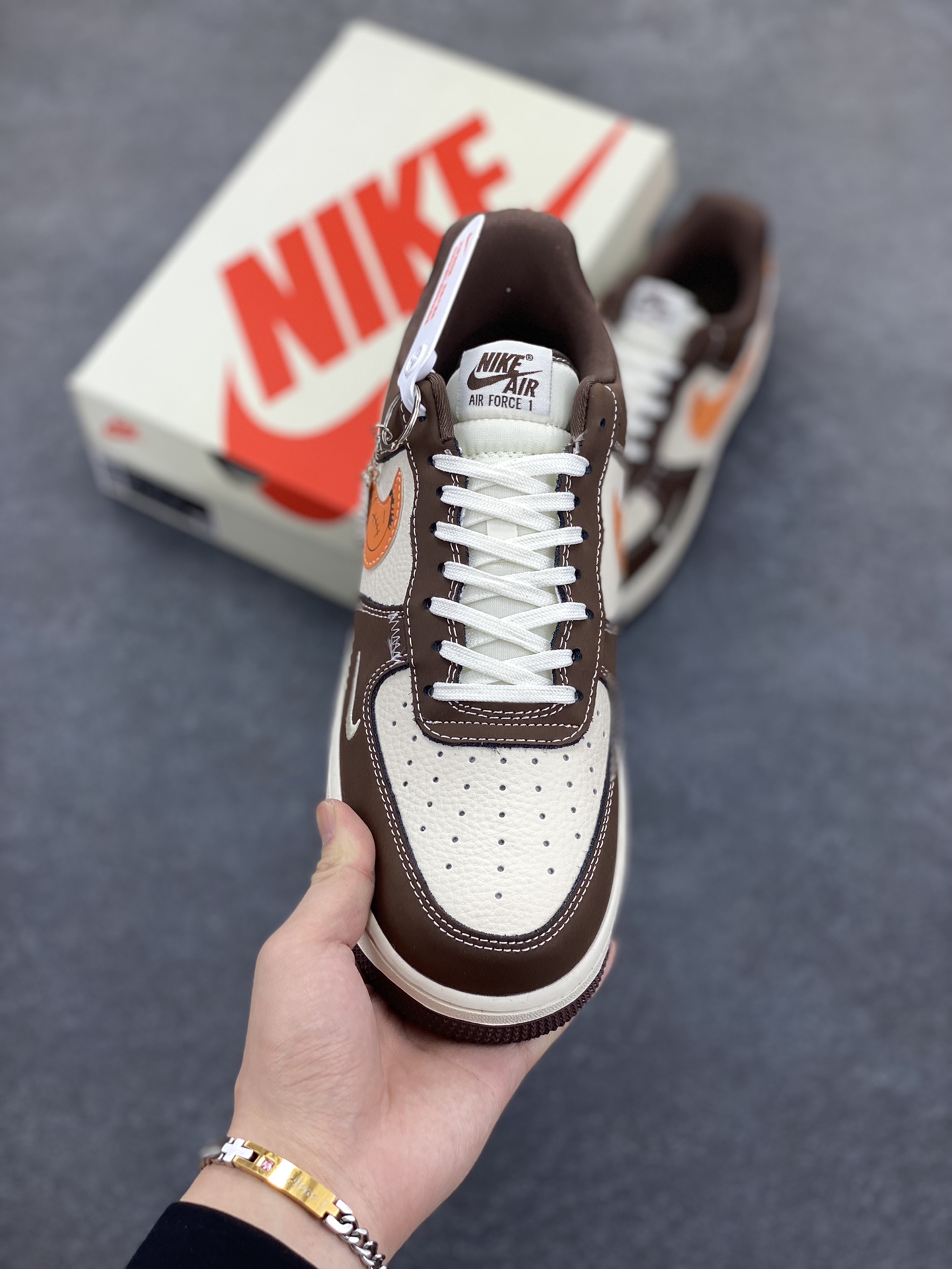 图片[2]-NIke Air Force 1 \’07 Low “NIKE联名——深棕鬼脸”空军一号 低帮 运动鞋 休闲鞋 折边针车 工艺难度大 原楦头原纸板 原装鞋盒 定制五金配件 内置全掌气垫 原厂鞋底 货号：KK1988-080 尺码：36 36.5 37.5 38 38.5 39 40 40.5 41 42 42.5 43 44 44.5 45-选品中心