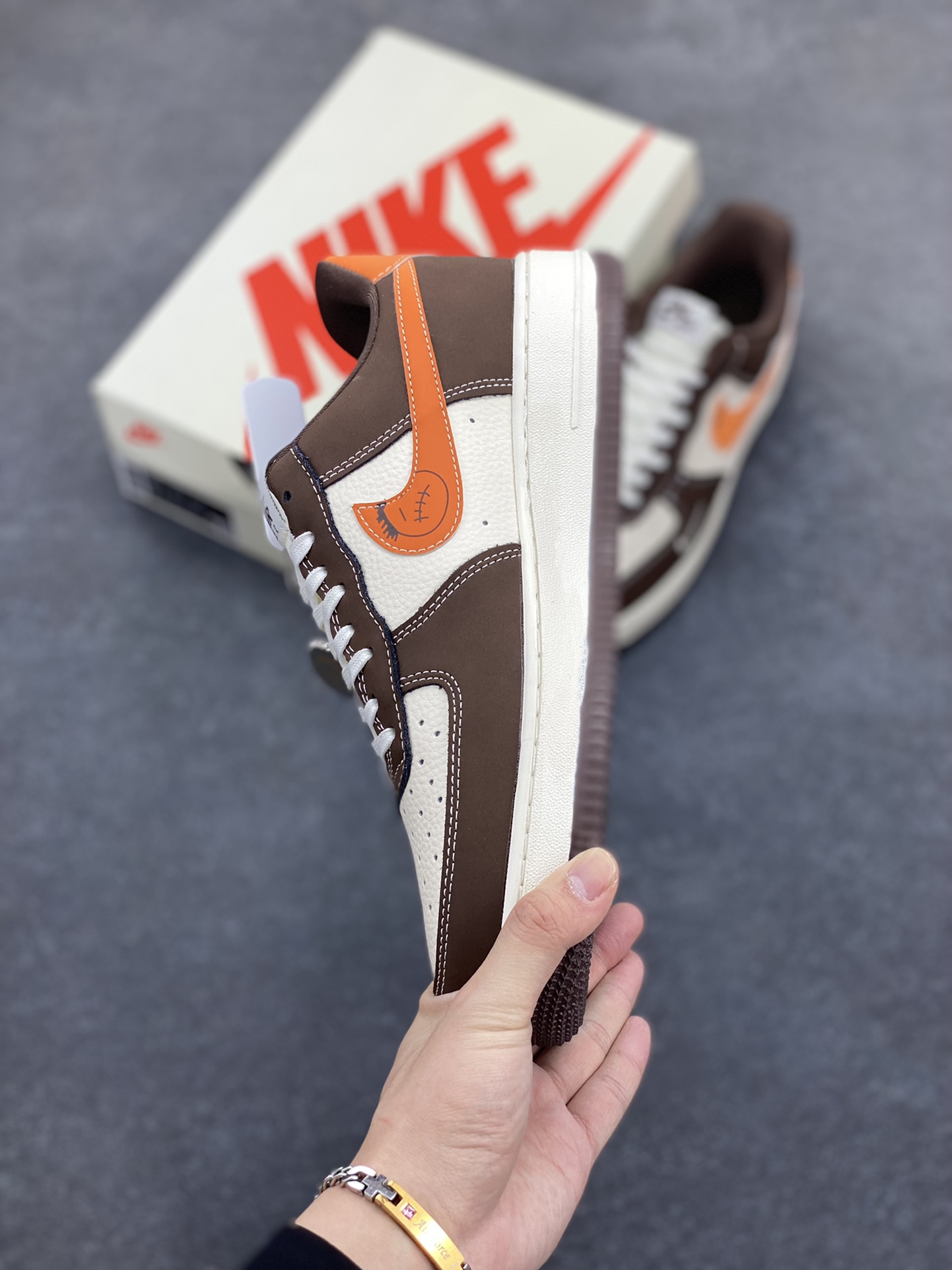 图片[3]-NIke Air Force 1 \’07 Low “NIKE联名——深棕鬼脸”空军一号 低帮 运动鞋 休闲鞋 折边针车 工艺难度大 原楦头原纸板 原装鞋盒 定制五金配件 内置全掌气垫 原厂鞋底 货号：KK1988-080 尺码：36 36.5 37.5 38 38.5 39 40 40.5 41 42 42.5 43 44 44.5 45-选品中心