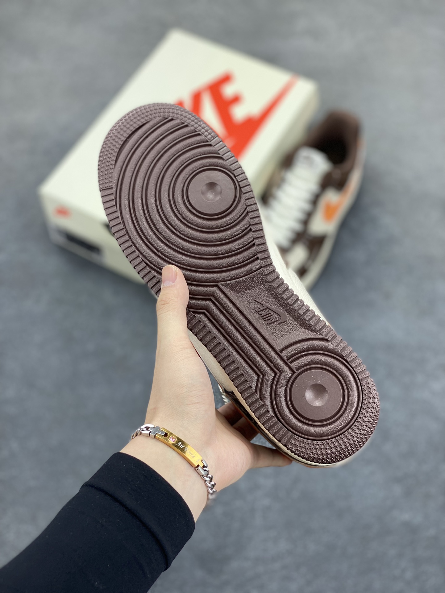 图片[5]-NIke Air Force 1 \’07 Low “NIKE联名——深棕鬼脸”空军一号 低帮 运动鞋 休闲鞋 折边针车 工艺难度大 原楦头原纸板 原装鞋盒 定制五金配件 内置全掌气垫 原厂鞋底 货号：KK1988-080 尺码：36 36.5 37.5 38 38.5 39 40 40.5 41 42 42.5 43 44 44.5 45-选品中心