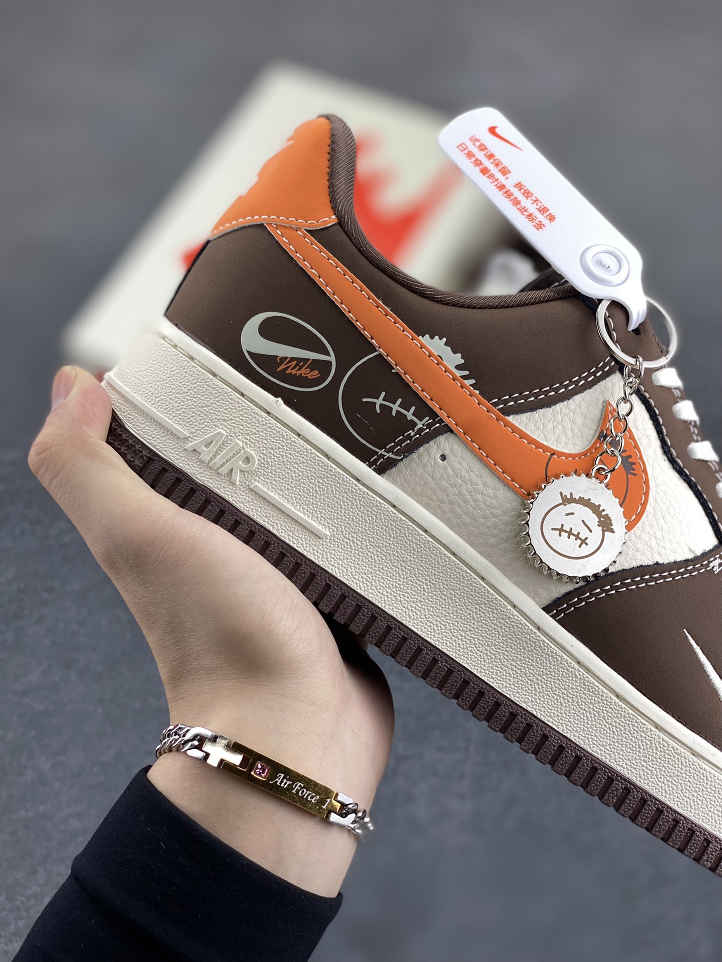 图片[6]-NIke Air Force 1 \’07 Low “NIKE联名——深棕鬼脸”空军一号 低帮 运动鞋 休闲鞋 折边针车 工艺难度大 原楦头原纸板 原装鞋盒 定制五金配件 内置全掌气垫 原厂鞋底 货号：KK1988-080 尺码：36 36.5 37.5 38 38.5 39 40 40.5 41 42 42.5 43 44 44.5 45-选品中心