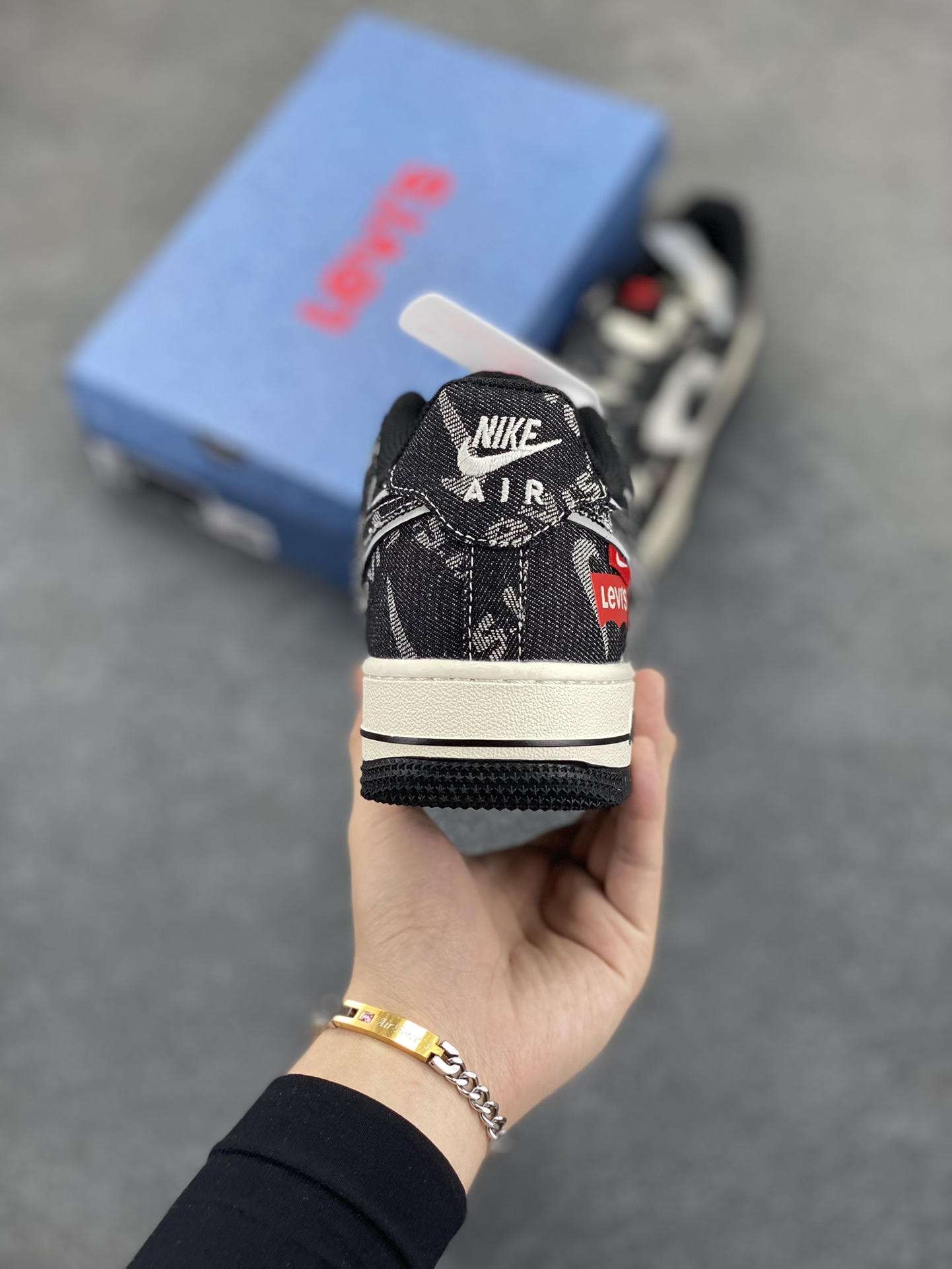 图片[4]-NIke Air Force 1 \’07 Low “李维斯联名——双拼黑牛仔”空军一号 低帮 运动鞋 休闲鞋 折边针车 工艺难度大 原楦头原纸板 原装鞋盒 定制五金配件 内置全掌气垫 原厂鞋底 货号：YX5066-312 尺码：36 36.5 37.5 38 38.5 39 40 40.5 41 42 42.5 43 44 44.5 45-选品中心