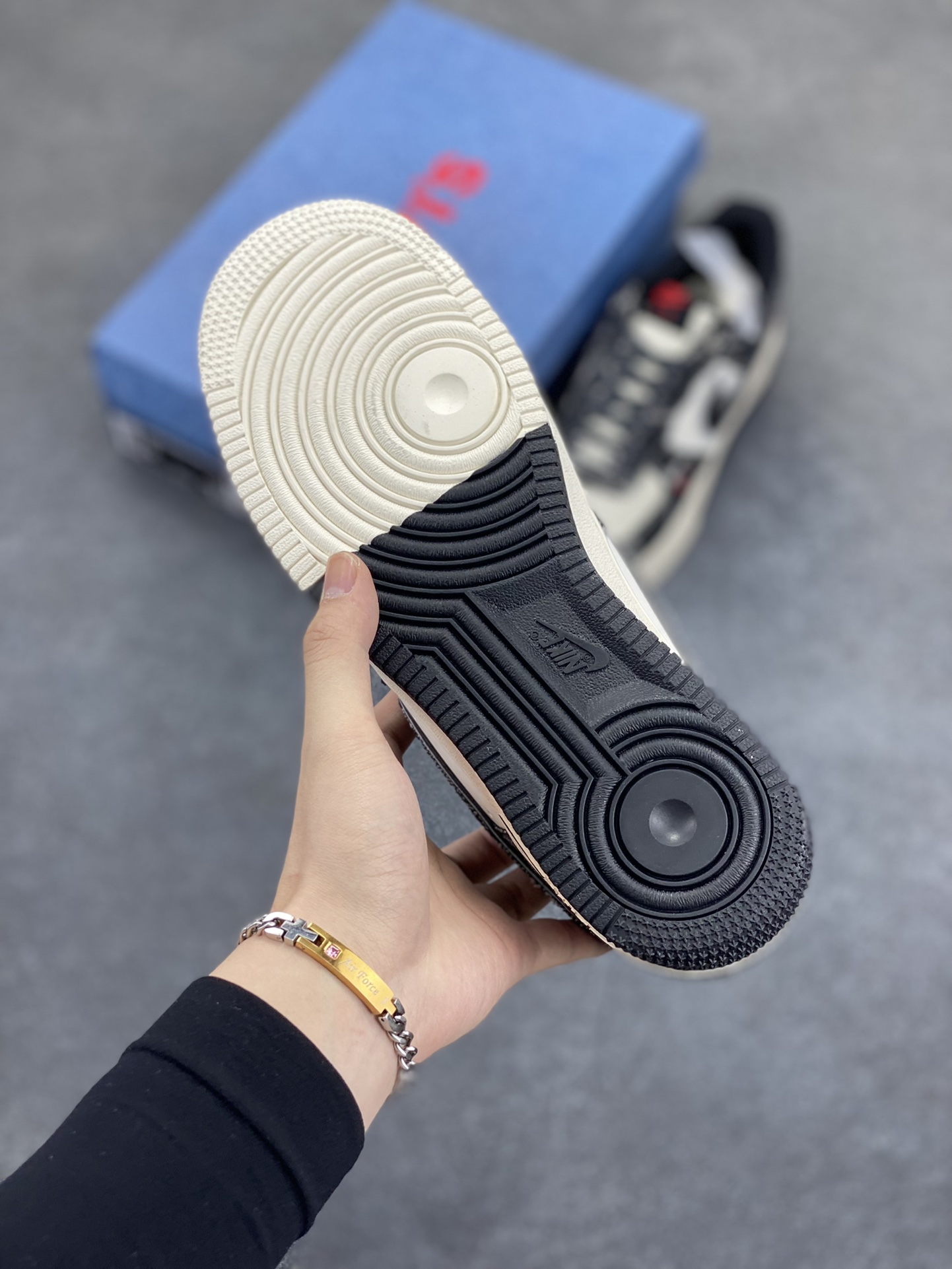 图片[5]-NIke Air Force 1 \’07 Low “李维斯联名——双拼黑牛仔”空军一号 低帮 运动鞋 休闲鞋 折边针车 工艺难度大 原楦头原纸板 原装鞋盒 定制五金配件 内置全掌气垫 原厂鞋底 货号：YX5066-312 尺码：36 36.5 37.5 38 38.5 39 40 40.5 41 42 42.5 43 44 44.5 45-选品中心