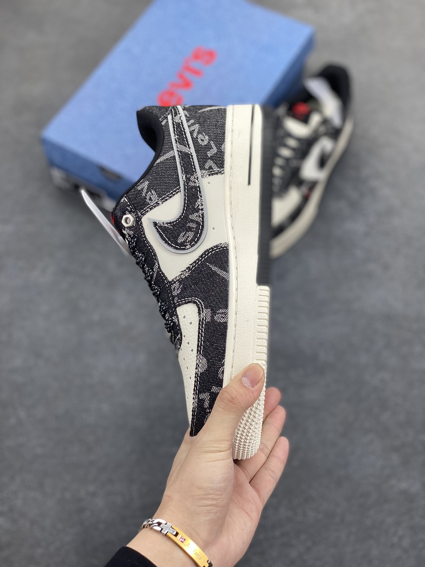 图片[3]-NIke Air Force 1 \’07 Low “李维斯联名——双拼黑牛仔”空军一号 低帮 运动鞋 休闲鞋 折边针车 工艺难度大 原楦头原纸板 原装鞋盒 定制五金配件 内置全掌气垫 原厂鞋底 货号：YX5066-312 尺码：36 36.5 37.5 38 38.5 39 40 40.5 41 42 42.5 43 44 44.5 45-选品中心