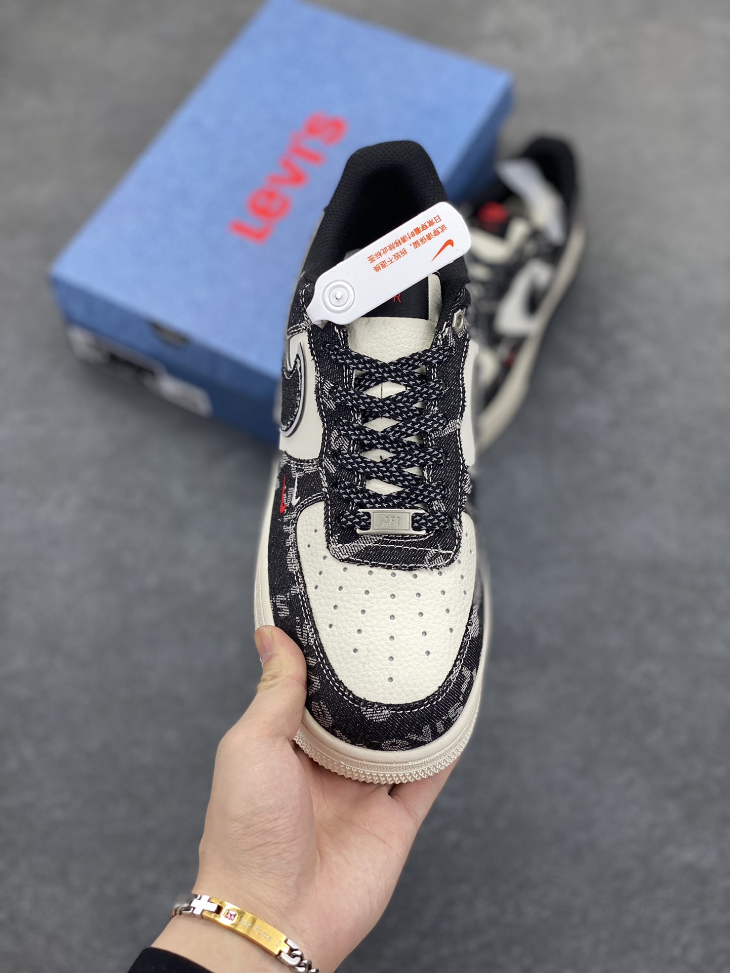 图片[2]-NIke Air Force 1 \’07 Low “李维斯联名——双拼黑牛仔”空军一号 低帮 运动鞋 休闲鞋 折边针车 工艺难度大 原楦头原纸板 原装鞋盒 定制五金配件 内置全掌气垫 原厂鞋底 货号：YX5066-312 尺码：36 36.5 37.5 38 38.5 39 40 40.5 41 42 42.5 43 44 44.5 45-选品中心