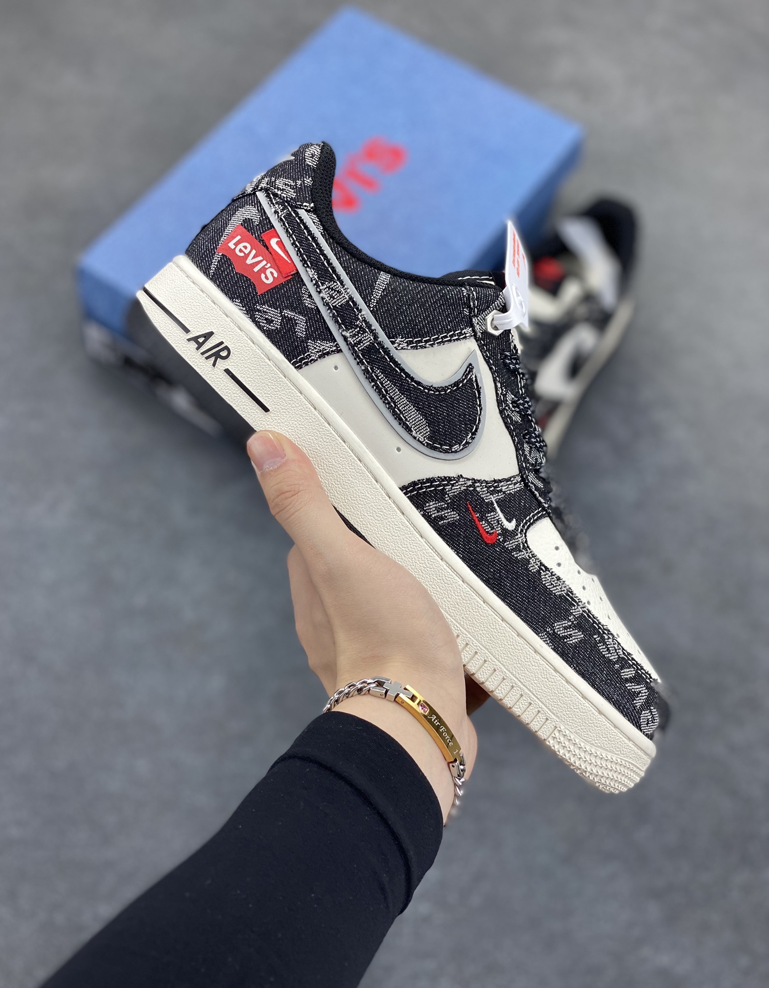 NIke Air Force 1 \'07 Low “李维斯联名——双拼黑牛仔”空军一号 低帮 运动鞋 休闲鞋 折边针车 工艺难度大 原楦头原纸板 原装鞋盒 定制五金配件 内置全掌气垫 原厂鞋底 货号：YX5066-312 尺码：36 36.5 37.5 38 38.5 39 40 40.5 41 42 42.5 43 44 44.5 45-选品中心