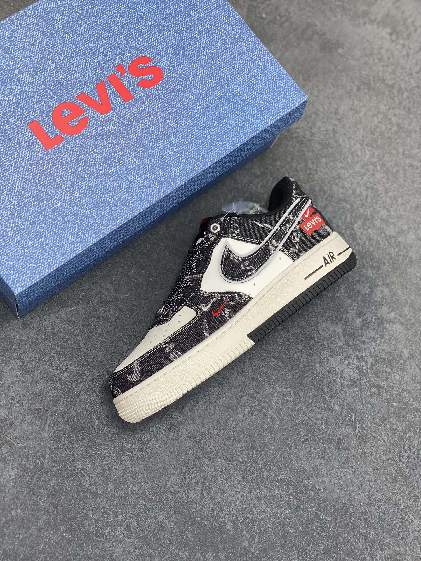 图片[7]-NIke Air Force 1 \’07 Low “李维斯联名——双拼黑牛仔”空军一号 低帮 运动鞋 休闲鞋 折边针车 工艺难度大 原楦头原纸板 原装鞋盒 定制五金配件 内置全掌气垫 原厂鞋底 货号：YX5066-312 尺码：36 36.5 37.5 38 38.5 39 40 40.5 41 42 42.5 43 44 44.5 45-选品中心