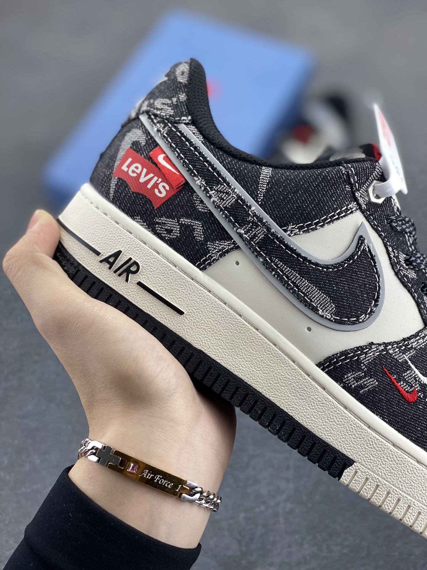 图片[6]-NIke Air Force 1 \’07 Low “李维斯联名——双拼黑牛仔”空军一号 低帮 运动鞋 休闲鞋 折边针车 工艺难度大 原楦头原纸板 原装鞋盒 定制五金配件 内置全掌气垫 原厂鞋底 货号：YX5066-312 尺码：36 36.5 37.5 38 38.5 39 40 40.5 41 42 42.5 43 44 44.5 45-选品中心