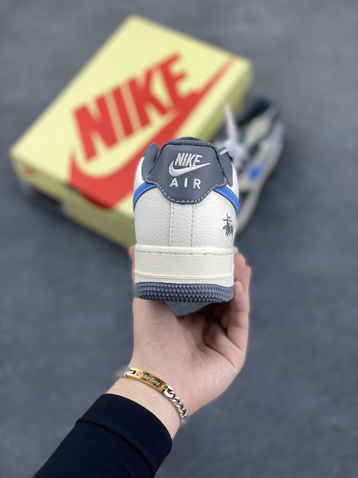 图片[4]-NIke Air Force 1 \’07 Low “斯图西联名——米灰天蓝勾”空军一号 低帮 运动鞋 休闲鞋 折边针车 工艺难度大 原楦头原纸板 原装鞋盒 定制五金配件 内置全掌气垫 原厂鞋底 货号：XS1958-574 尺码：36 36.5 37.5 38 38.5 39 40 40.5 41 42 42.5 43 44 44.5 45-选品中心