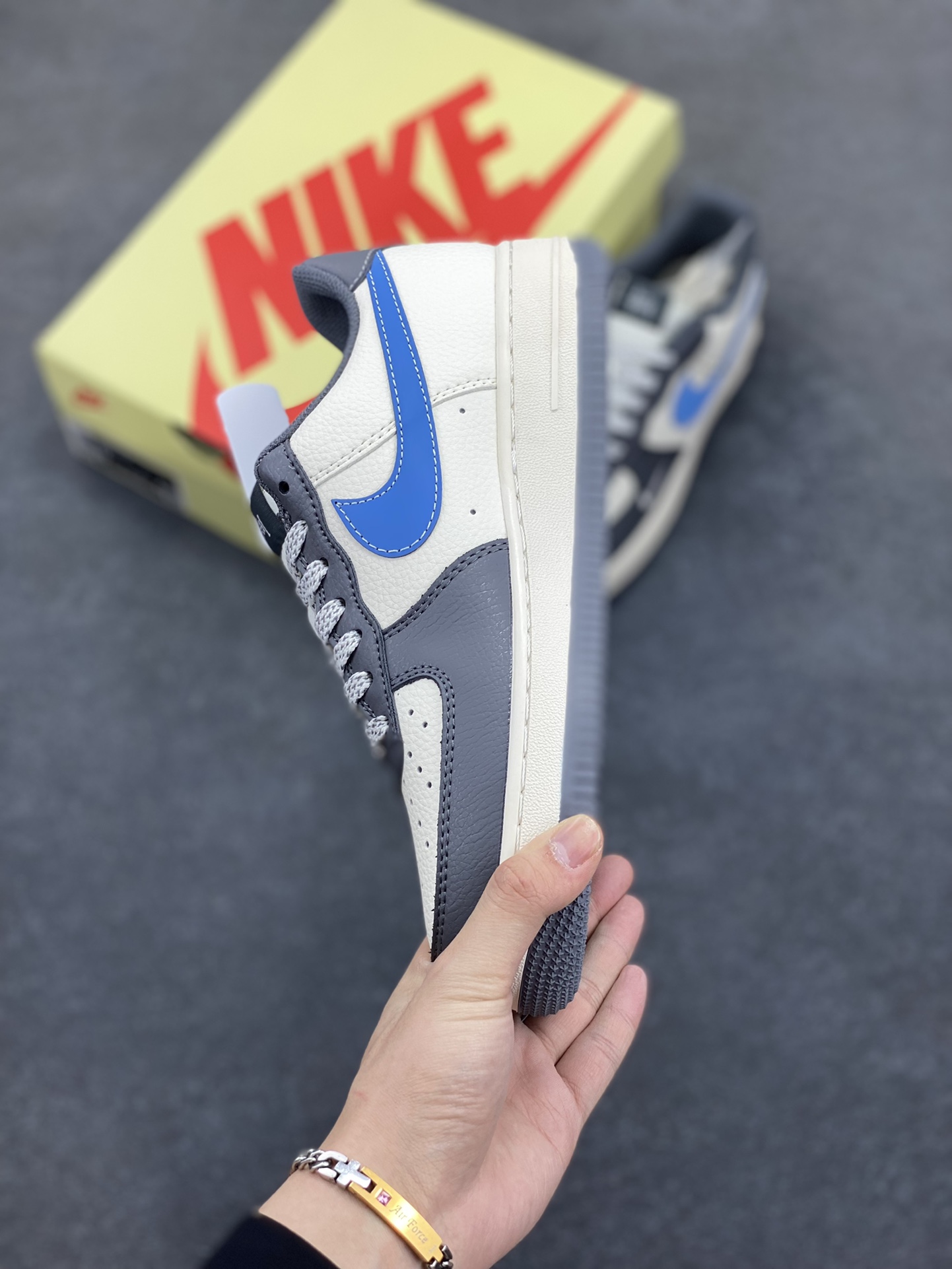 图片[3]-NIke Air Force 1 \’07 Low “斯图西联名——米灰天蓝勾”空军一号 低帮 运动鞋 休闲鞋 折边针车 工艺难度大 原楦头原纸板 原装鞋盒 定制五金配件 内置全掌气垫 原厂鞋底 货号：XS1958-574 尺码：36 36.5 37.5 38 38.5 39 40 40.5 41 42 42.5 43 44 44.5 45-选品中心