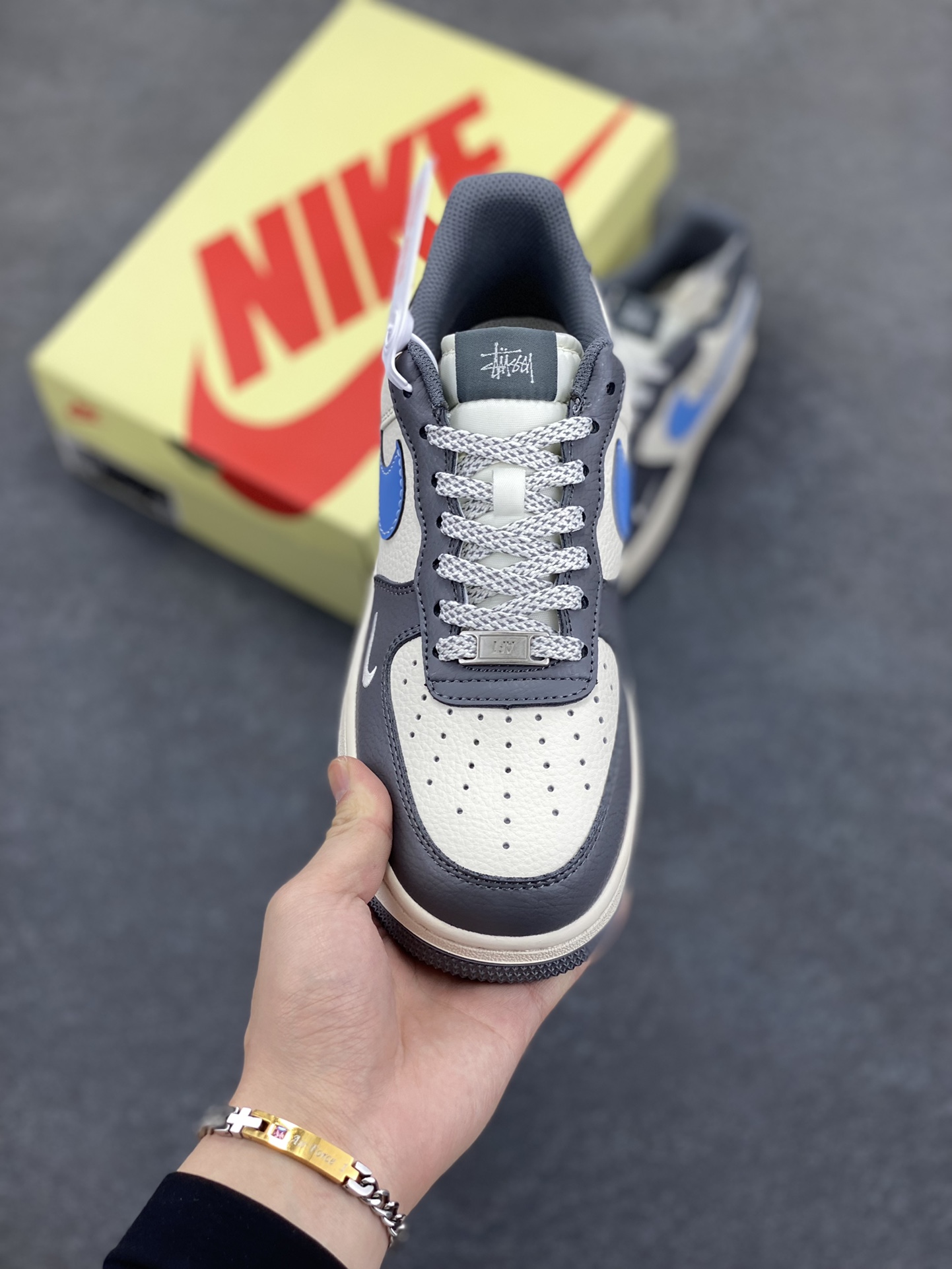 图片[2]-NIke Air Force 1 \’07 Low “斯图西联名——米灰天蓝勾”空军一号 低帮 运动鞋 休闲鞋 折边针车 工艺难度大 原楦头原纸板 原装鞋盒 定制五金配件 内置全掌气垫 原厂鞋底 货号：XS1958-574 尺码：36 36.5 37.5 38 38.5 39 40 40.5 41 42 42.5 43 44 44.5 45-选品中心