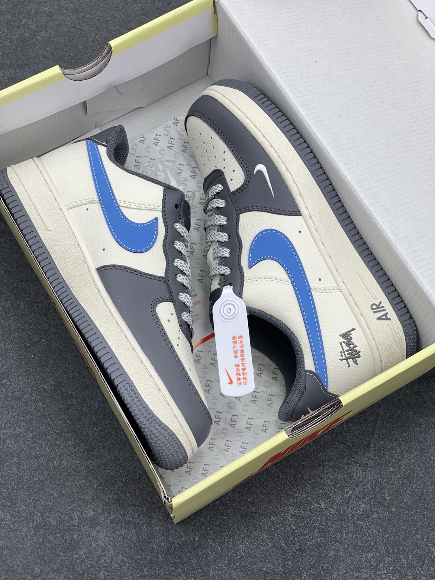 图片[9]-NIke Air Force 1 \’07 Low “斯图西联名——米灰天蓝勾”空军一号 低帮 运动鞋 休闲鞋 折边针车 工艺难度大 原楦头原纸板 原装鞋盒 定制五金配件 内置全掌气垫 原厂鞋底 货号：XS1958-574 尺码：36 36.5 37.5 38 38.5 39 40 40.5 41 42 42.5 43 44 44.5 45-选品中心