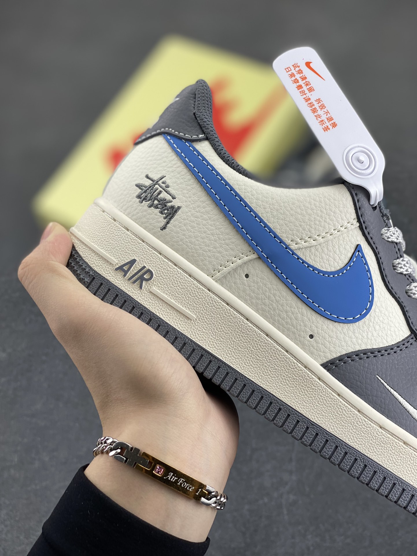 图片[6]-NIke Air Force 1 \’07 Low “斯图西联名——米灰天蓝勾”空军一号 低帮 运动鞋 休闲鞋 折边针车 工艺难度大 原楦头原纸板 原装鞋盒 定制五金配件 内置全掌气垫 原厂鞋底 货号：XS1958-574 尺码：36 36.5 37.5 38 38.5 39 40 40.5 41 42 42.5 43 44 44.5 45-选品中心