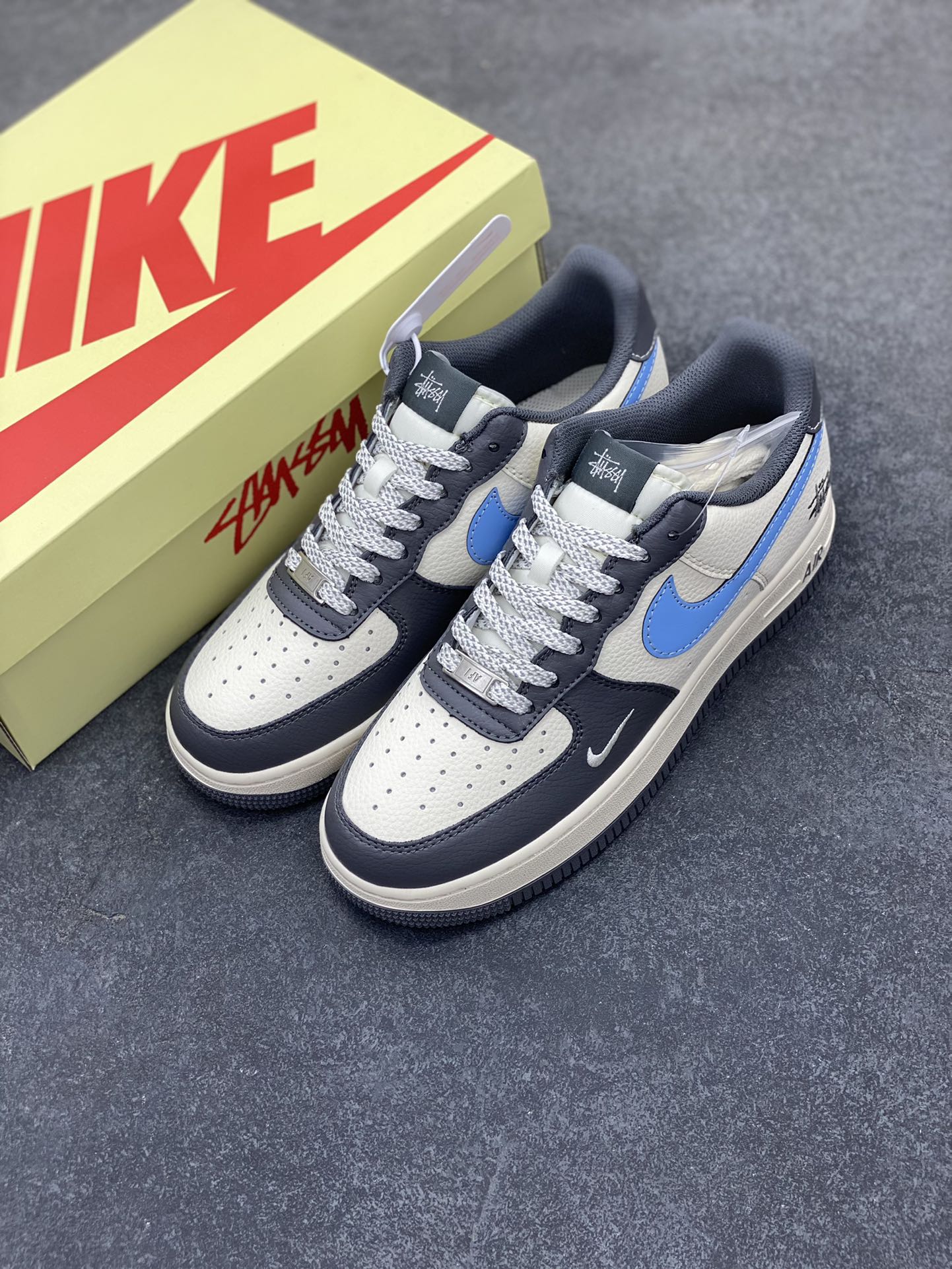 图片[8]-NIke Air Force 1 \’07 Low “斯图西联名——米灰天蓝勾”空军一号 低帮 运动鞋 休闲鞋 折边针车 工艺难度大 原楦头原纸板 原装鞋盒 定制五金配件 内置全掌气垫 原厂鞋底 货号：XS1958-574 尺码：36 36.5 37.5 38 38.5 39 40 40.5 41 42 42.5 43 44 44.5 45-选品中心