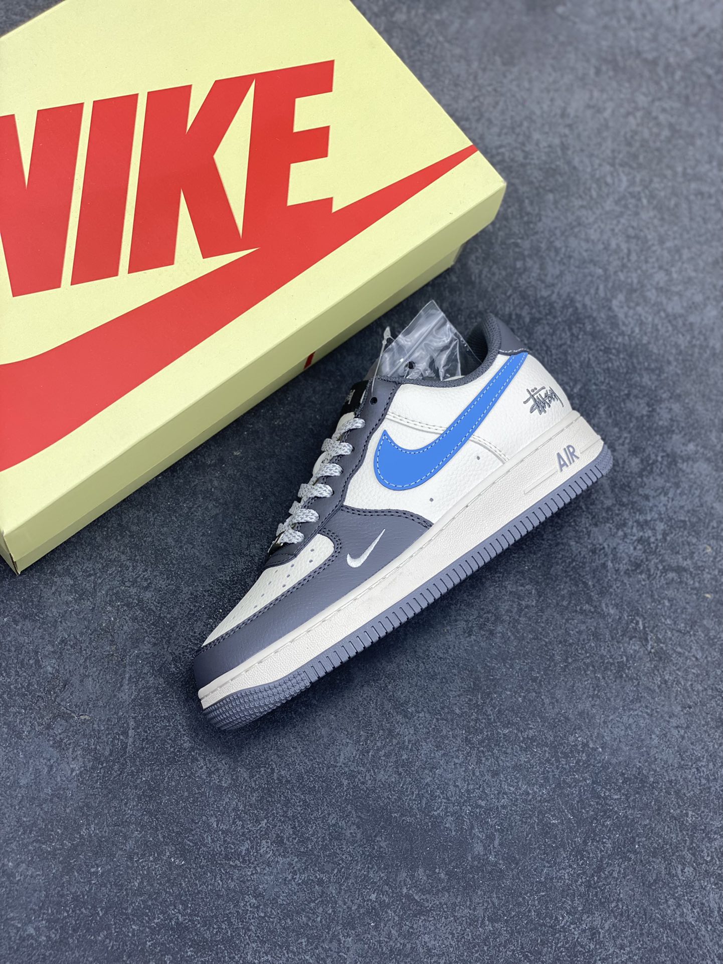 图片[7]-NIke Air Force 1 \’07 Low “斯图西联名——米灰天蓝勾”空军一号 低帮 运动鞋 休闲鞋 折边针车 工艺难度大 原楦头原纸板 原装鞋盒 定制五金配件 内置全掌气垫 原厂鞋底 货号：XS1958-574 尺码：36 36.5 37.5 38 38.5 39 40 40.5 41 42 42.5 43 44 44.5 45-选品中心