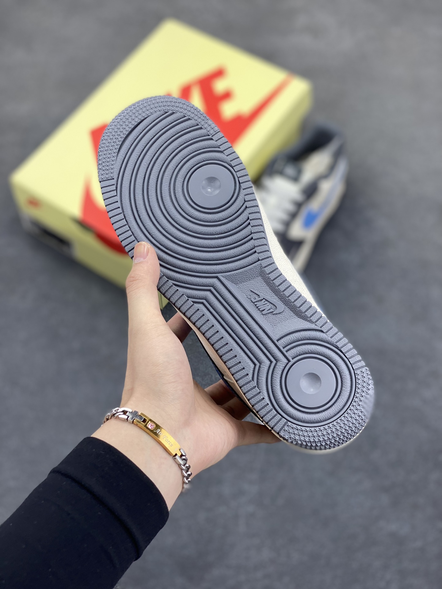 图片[5]-NIke Air Force 1 \’07 Low “斯图西联名——米灰天蓝勾”空军一号 低帮 运动鞋 休闲鞋 折边针车 工艺难度大 原楦头原纸板 原装鞋盒 定制五金配件 内置全掌气垫 原厂鞋底 货号：XS1958-574 尺码：36 36.5 37.5 38 38.5 39 40 40.5 41 42 42.5 43 44 44.5 45-选品中心