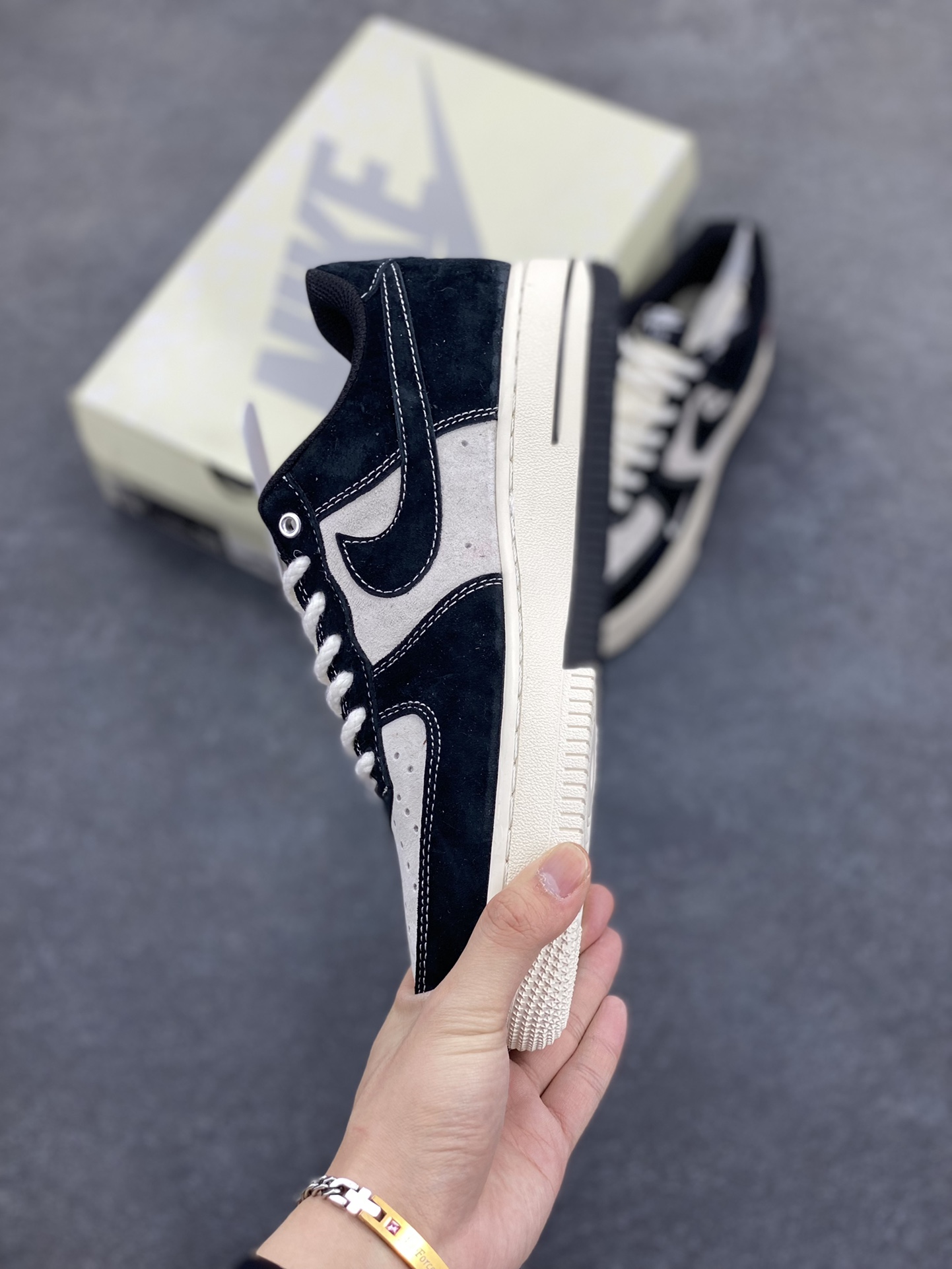 图片[3]-NIke Air Force 1 \’07 Low “Supreme冠军联名–米黑小三勾”空军一号 低帮 运动鞋 休闲鞋 折边针车 工艺难度大 原楦头原纸板 原装鞋盒 定制五金配件 内置全掌气垫 原厂鞋底 货号：SJ6698-019 尺码：36 36.5 37.5 38 38.5 39 40 40.5 41 42 42.5 43 44 44.5 45-选品中心