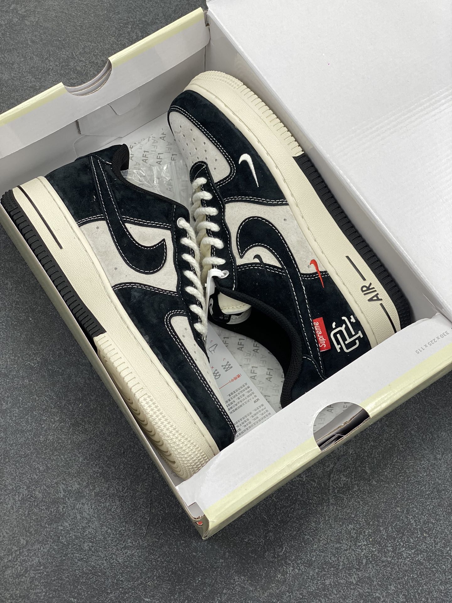 图片[9]-NIke Air Force 1 \’07 Low “Supreme冠军联名–米黑小三勾”空军一号 低帮 运动鞋 休闲鞋 折边针车 工艺难度大 原楦头原纸板 原装鞋盒 定制五金配件 内置全掌气垫 原厂鞋底 货号：SJ6698-019 尺码：36 36.5 37.5 38 38.5 39 40 40.5 41 42 42.5 43 44 44.5 45-选品中心