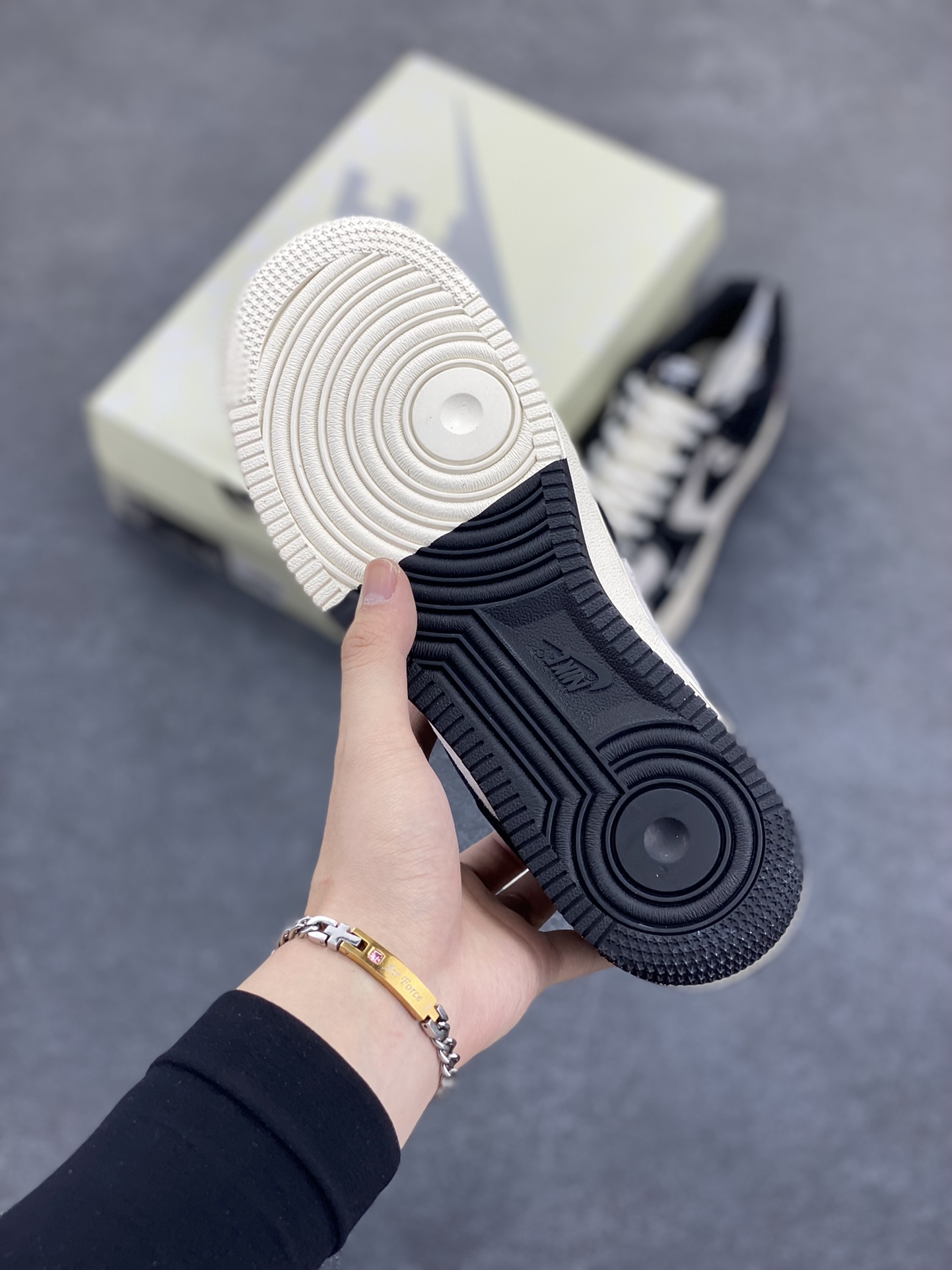 图片[5]-NIke Air Force 1 \’07 Low “Supreme冠军联名–米黑小三勾”空军一号 低帮 运动鞋 休闲鞋 折边针车 工艺难度大 原楦头原纸板 原装鞋盒 定制五金配件 内置全掌气垫 原厂鞋底 货号：SJ6698-019 尺码：36 36.5 37.5 38 38.5 39 40 40.5 41 42 42.5 43 44 44.5 45-选品中心