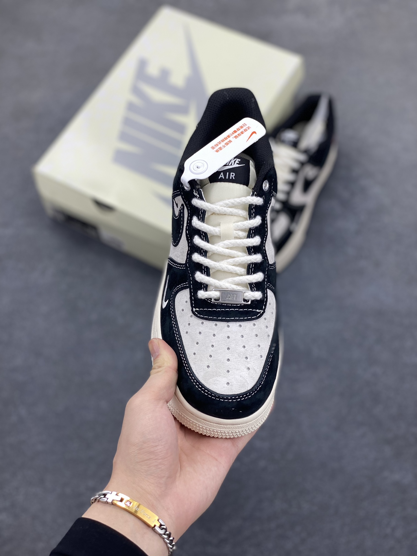 图片[2]-NIke Air Force 1 \’07 Low “Supreme冠军联名–米黑小三勾”空军一号 低帮 运动鞋 休闲鞋 折边针车 工艺难度大 原楦头原纸板 原装鞋盒 定制五金配件 内置全掌气垫 原厂鞋底 货号：SJ6698-019 尺码：36 36.5 37.5 38 38.5 39 40 40.5 41 42 42.5 43 44 44.5 45-选品中心