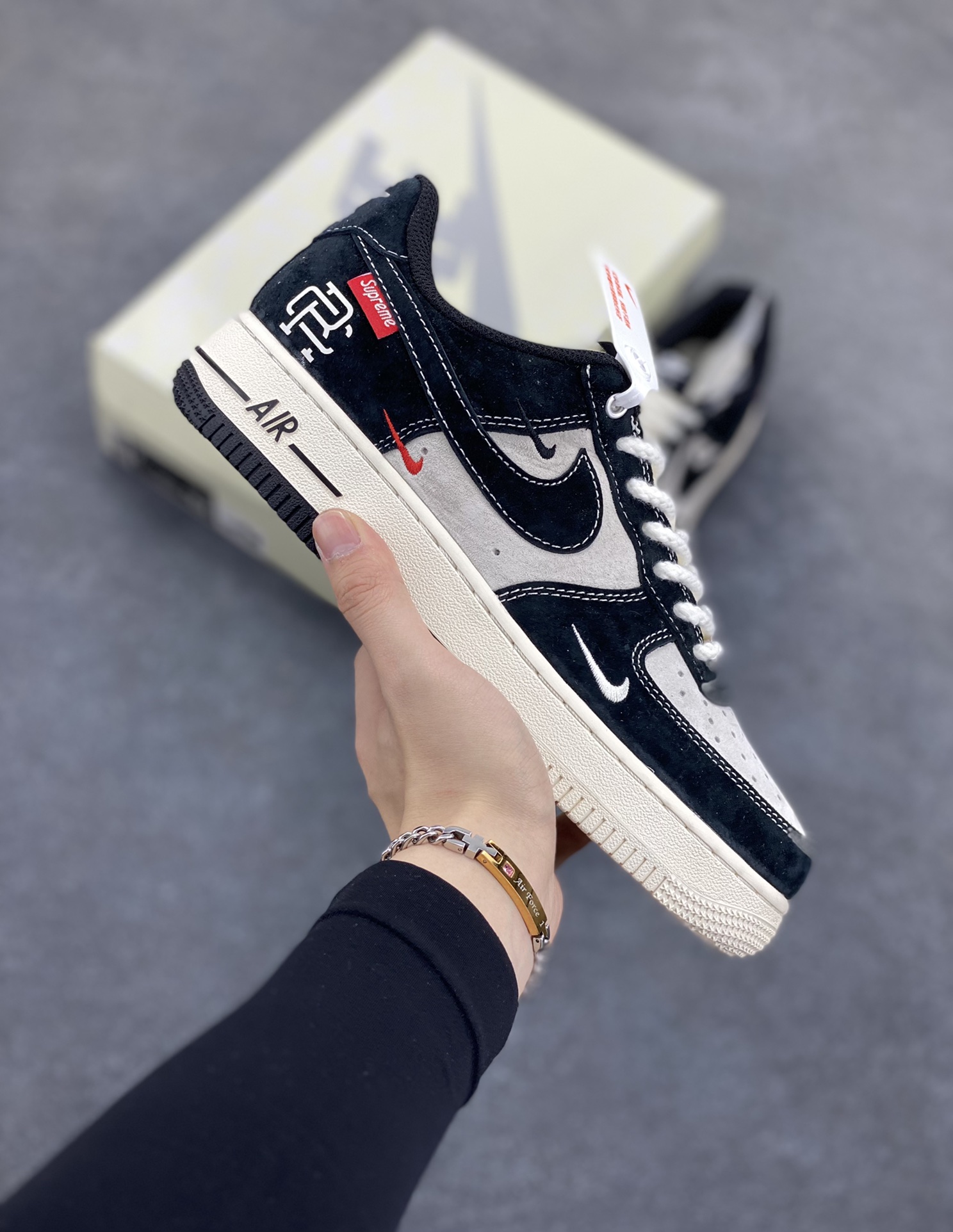 NIke Air Force 1 \’07 Low “Supreme冠军联名–米黑小三勾”空军一号 低帮 运动鞋 休闲鞋 折边针车 工艺难度大 原楦头原纸板 原装鞋盒 定制五金配件 内置全掌气垫 原厂鞋底 货号:SJ6698-019 尺码:36 36.5 37.5 38 38.5 39 40 40.5 41 42 42.5 43 44 44.5 45-选品中心
