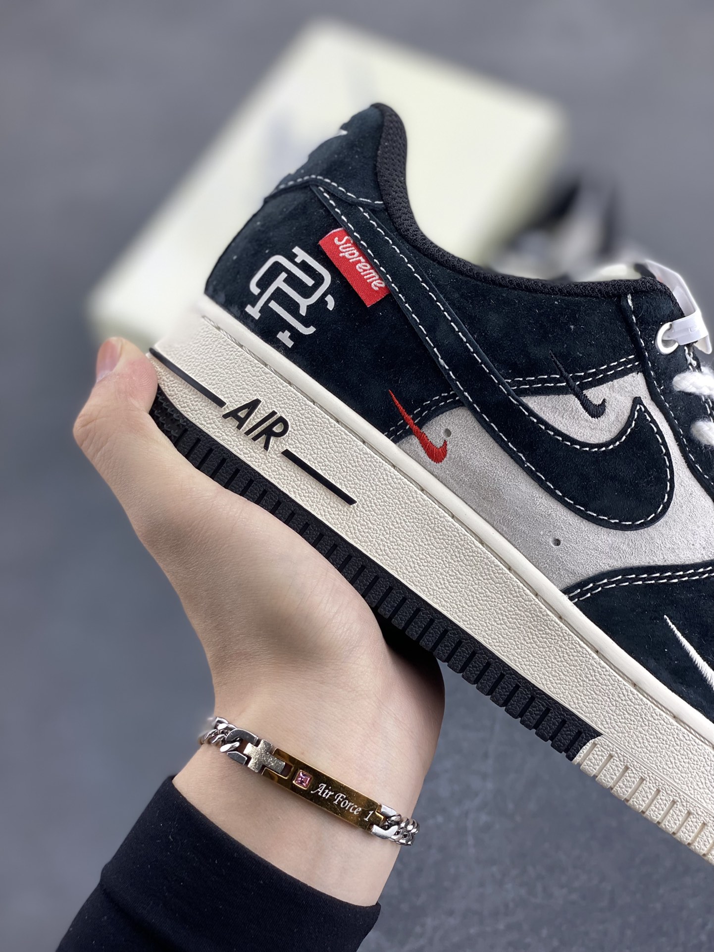 图片[6]-NIke Air Force 1 \’07 Low “Supreme冠军联名–米黑小三勾”空军一号 低帮 运动鞋 休闲鞋 折边针车 工艺难度大 原楦头原纸板 原装鞋盒 定制五金配件 内置全掌气垫 原厂鞋底 货号：SJ6698-019 尺码：36 36.5 37.5 38 38.5 39 40 40.5 41 42 42.5 43 44 44.5 45-选品中心