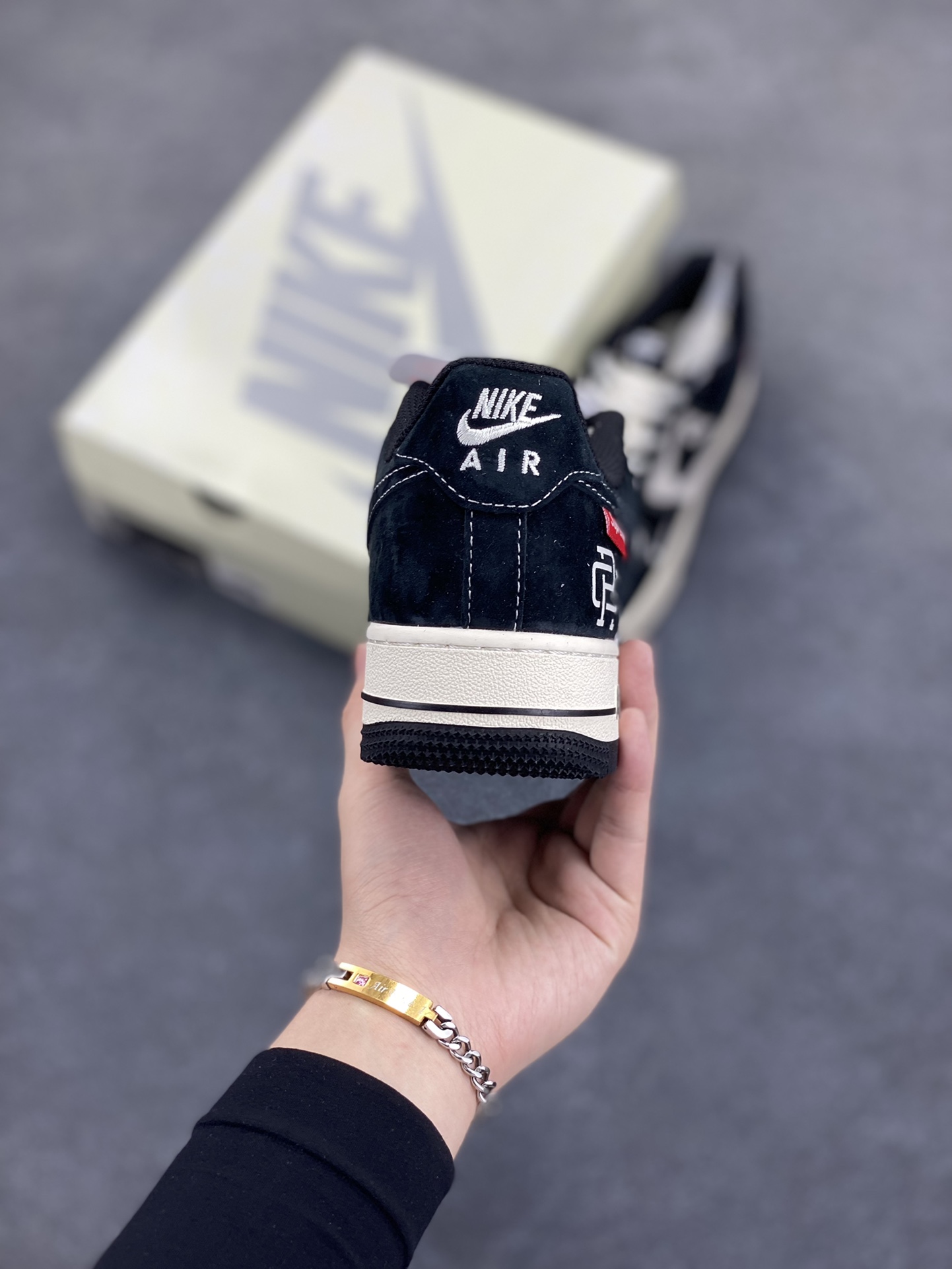图片[4]-NIke Air Force 1 \’07 Low “Supreme冠军联名–米黑小三勾”空军一号 低帮 运动鞋 休闲鞋 折边针车 工艺难度大 原楦头原纸板 原装鞋盒 定制五金配件 内置全掌气垫 原厂鞋底 货号：SJ6698-019 尺码：36 36.5 37.5 38 38.5 39 40 40.5 41 42 42.5 43 44 44.5 45-选品中心