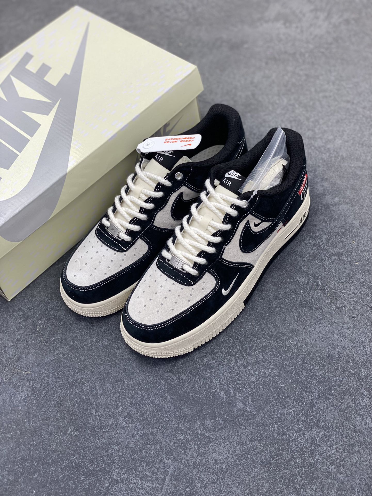 图片[8]-NIke Air Force 1 \’07 Low “Supreme冠军联名–米黑小三勾”空军一号 低帮 运动鞋 休闲鞋 折边针车 工艺难度大 原楦头原纸板 原装鞋盒 定制五金配件 内置全掌气垫 原厂鞋底 货号：SJ6698-019 尺码：36 36.5 37.5 38 38.5 39 40 40.5 41 42 42.5 43 44 44.5 45-选品中心