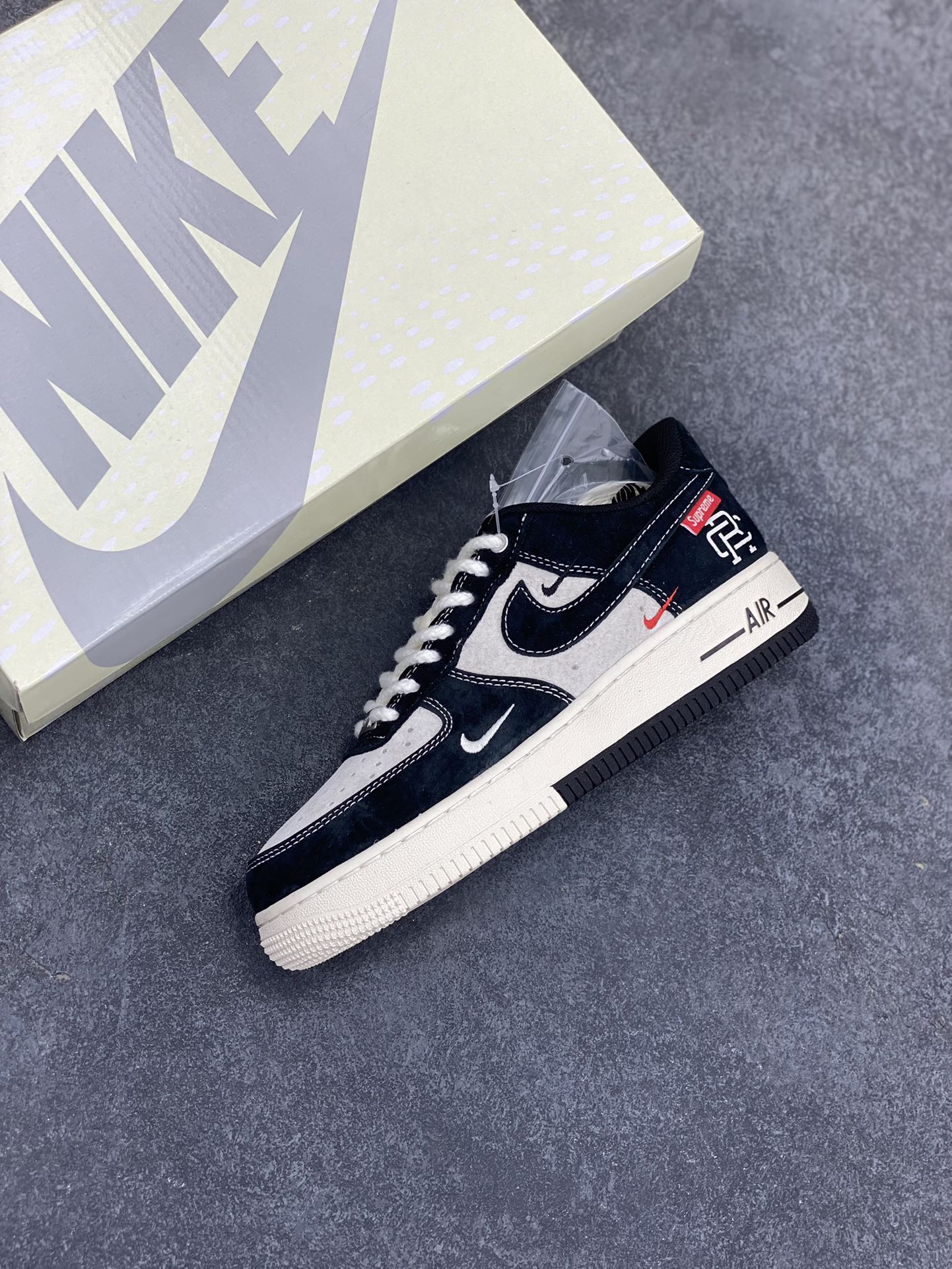 图片[7]-NIke Air Force 1 \’07 Low “Supreme冠军联名–米黑小三勾”空军一号 低帮 运动鞋 休闲鞋 折边针车 工艺难度大 原楦头原纸板 原装鞋盒 定制五金配件 内置全掌气垫 原厂鞋底 货号：SJ6698-019 尺码：36 36.5 37.5 38 38.5 39 40 40.5 41 42 42.5 43 44 44.5 45-选品中心