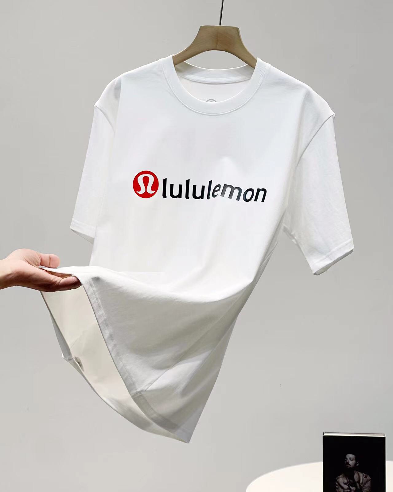 Lululemon Camiseta de Manga Corta con Logo Clásico para Hombre y Mujer 4 i1745066026 1814 2