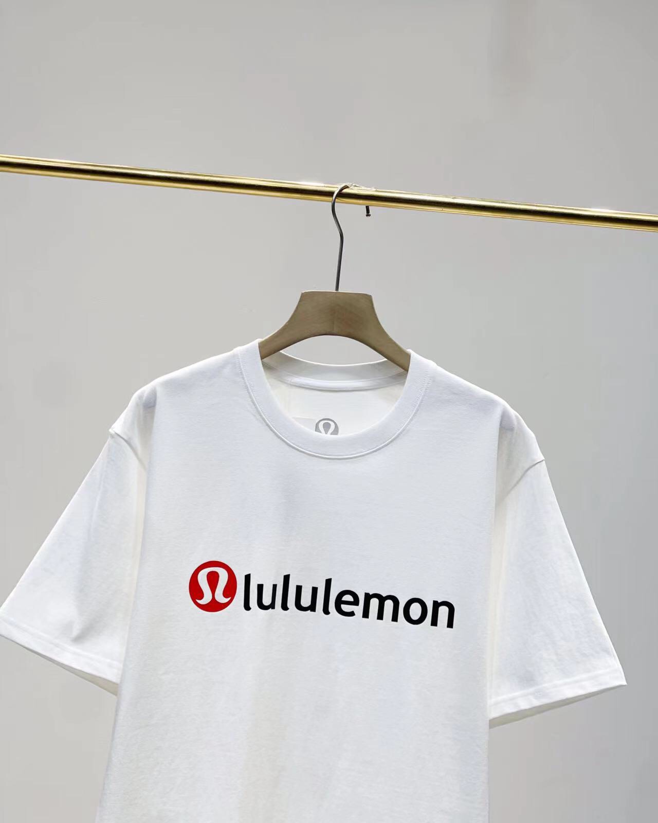Lululemon Camiseta de Manga Corta con Logo Clásico para Hombre y Mujer 5 i1745066026 4703 3