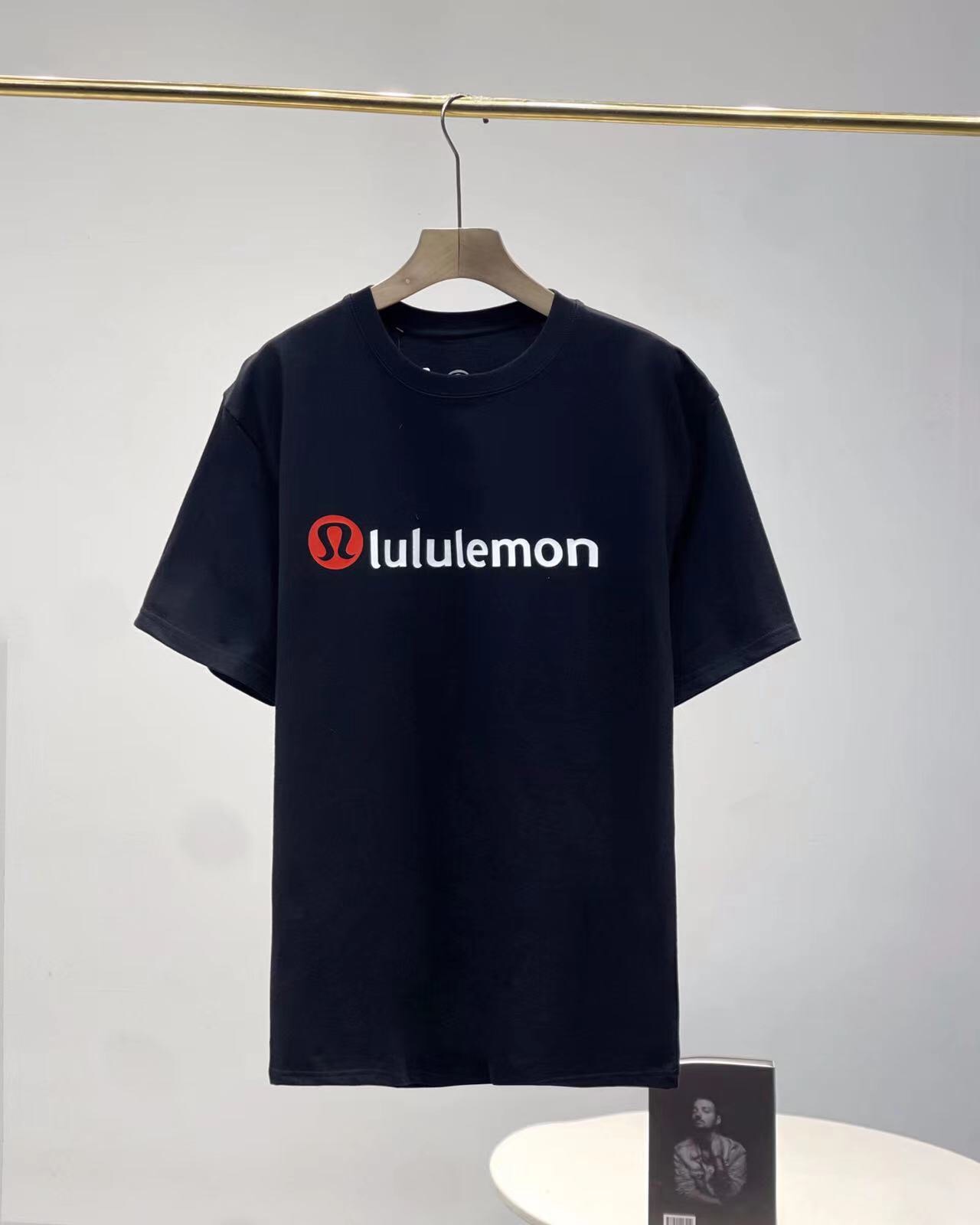 Lululemon Camiseta de Manga Corta con Logo Clásico para Hombre y Mujer 3 i1745066026 5870 1